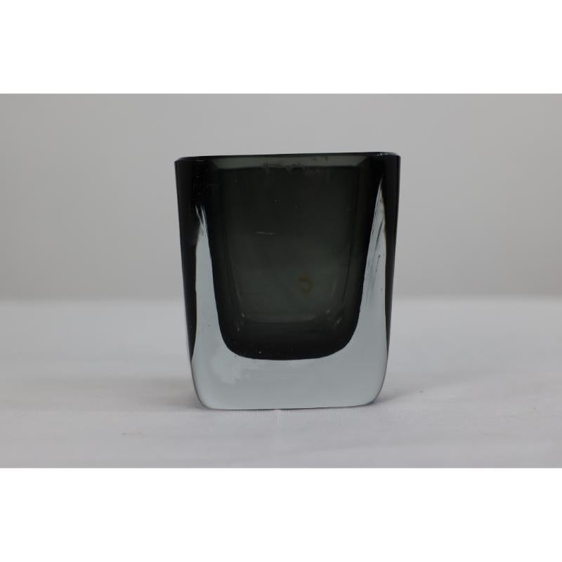 Strombergshyttan Glas Modell H92. Schweden. Eine Glasvase mit rauchfarbener Unterlage. im Zustand „Gut“ im Angebot in London, GB