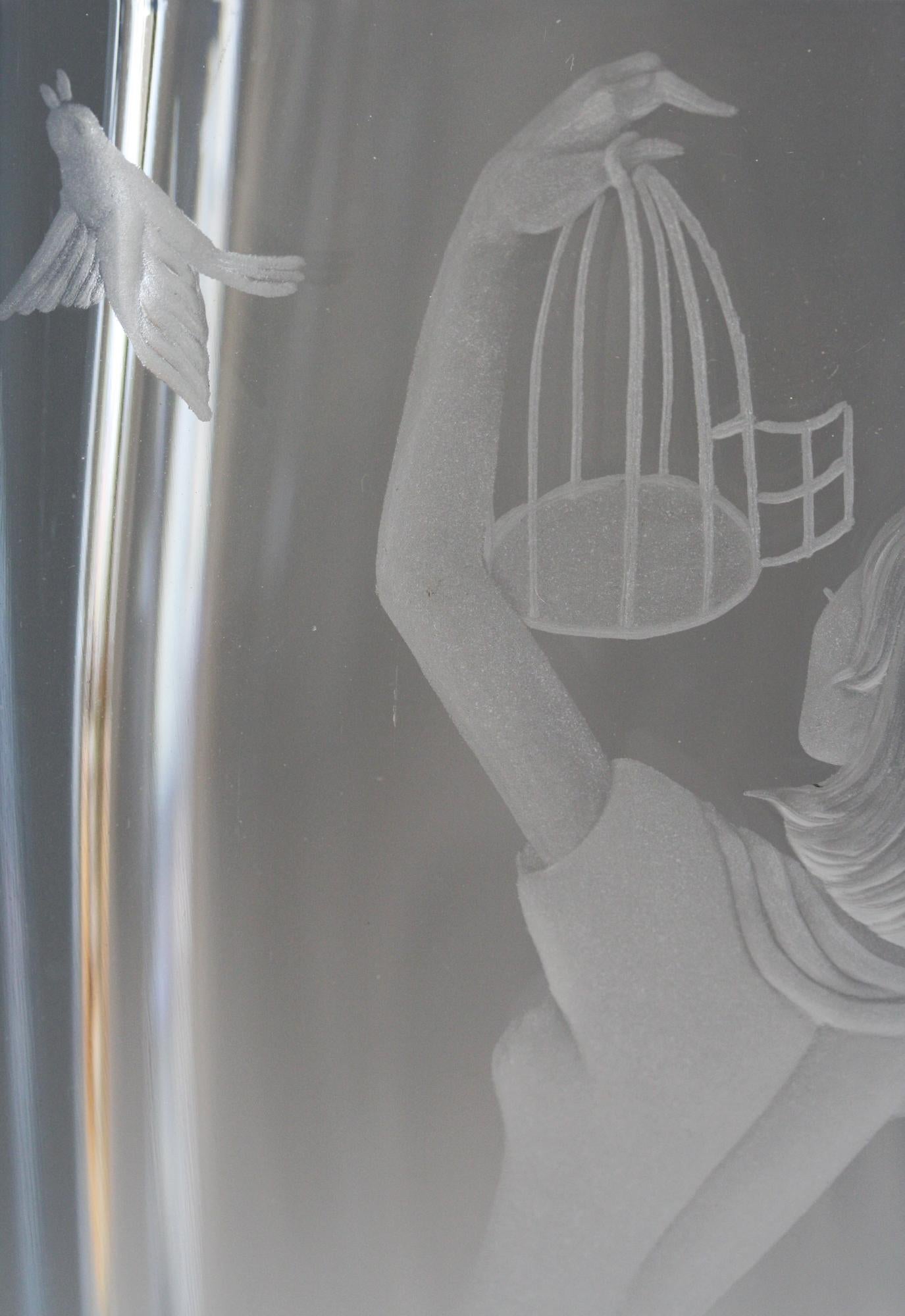 Strombergshyttan, vase en verre d'art suédois du milieu du siècle, gravé d'une jeune fille et d'une cage d'oiseau en vente 2