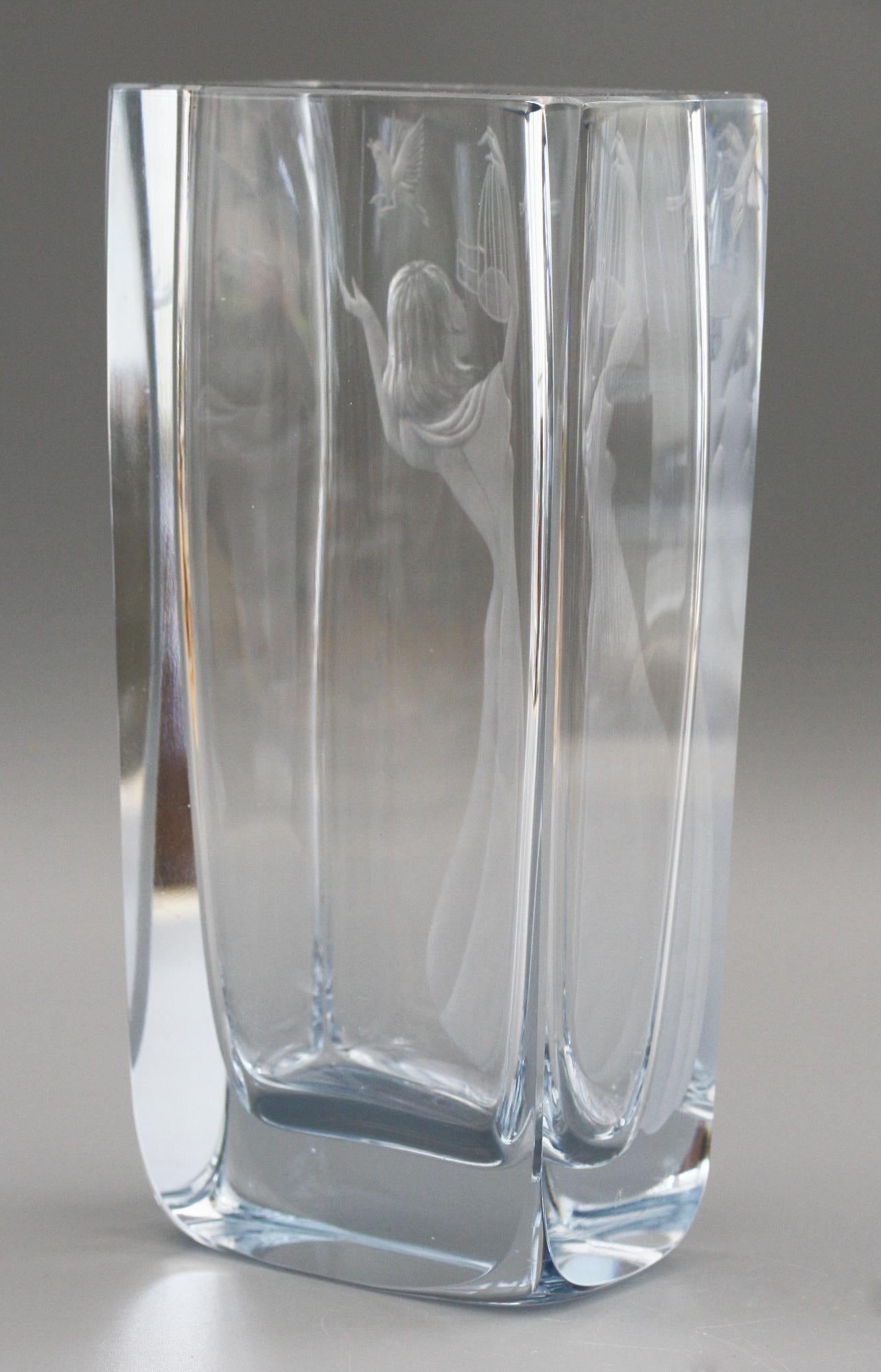 Strombergshyttan, vase en verre d'art suédois du milieu du siècle, gravé d'une jeune fille et d'une cage d'oiseau en vente 4