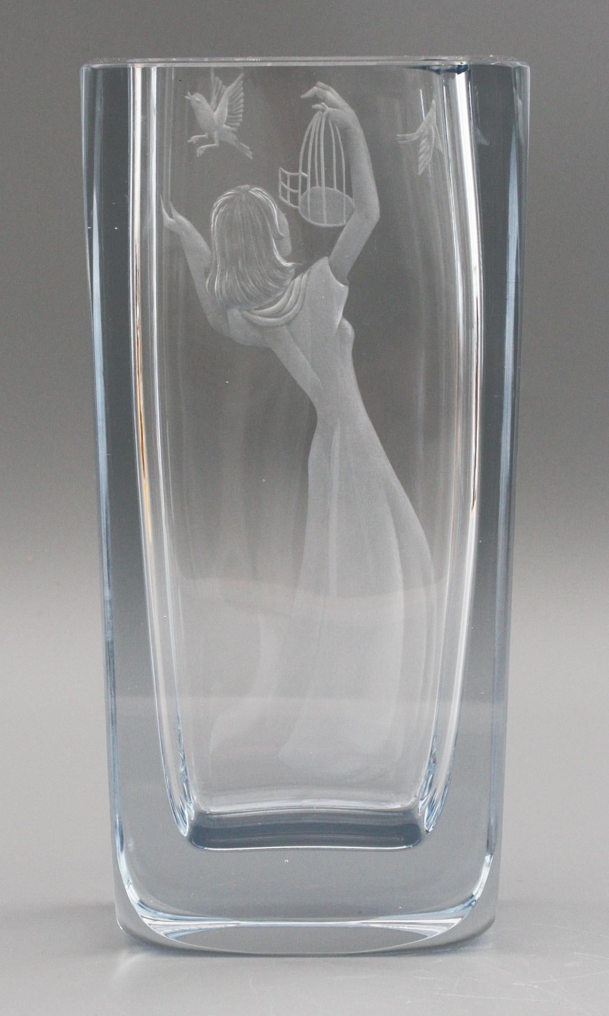 Strombergshyttan, vase en verre d'art suédois du milieu du siècle, gravé d'une jeune fille et d'une cage d'oiseau en vente 5