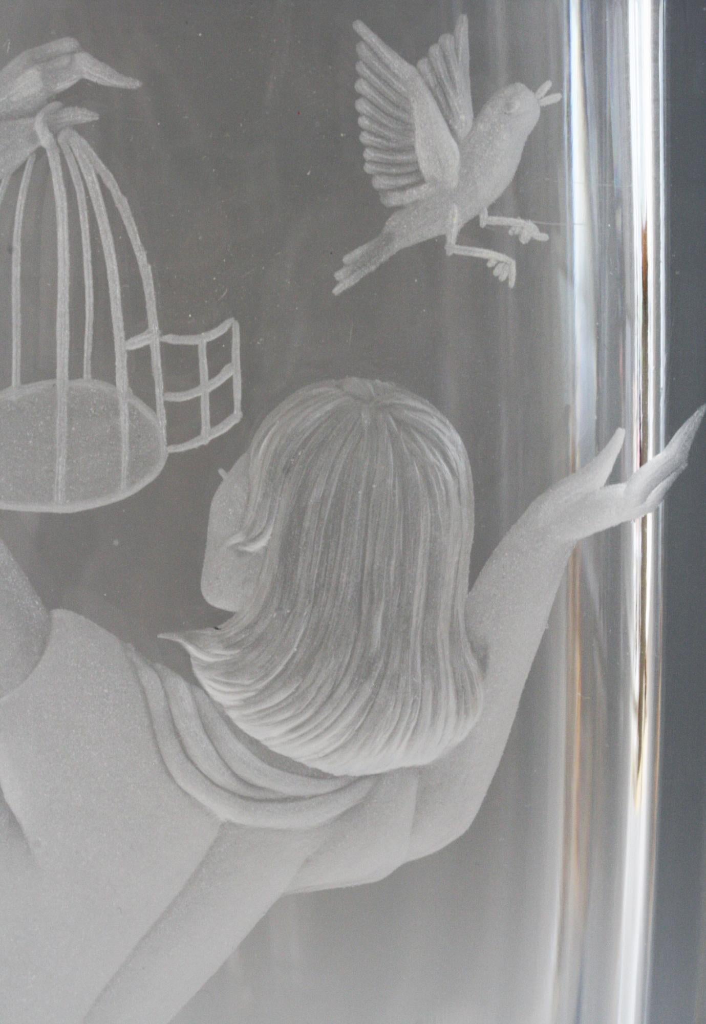 Strombergshyttan, vase en verre d'art suédois du milieu du siècle, gravé d'une jeune fille et d'une cage d'oiseau en vente 1