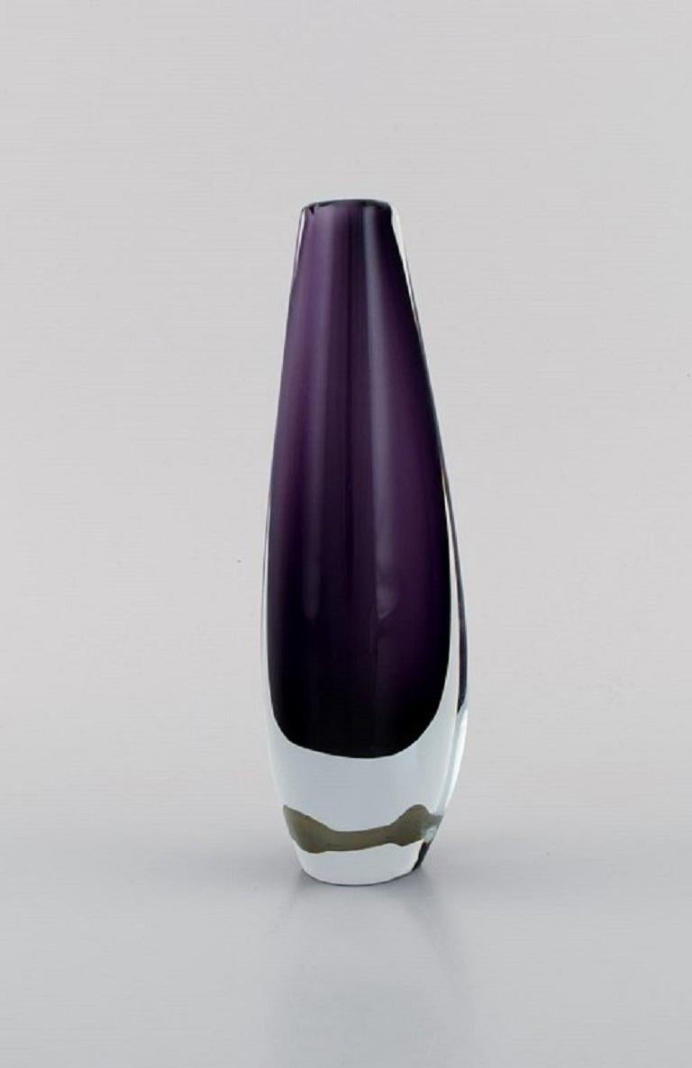 Strömbergshyttan, Sweden. Two vases in purple mouth-blown art glass. 1960s / 70s.
Largest measures: 18.5 x 6 cm.
In excellent condition.
Sticker.