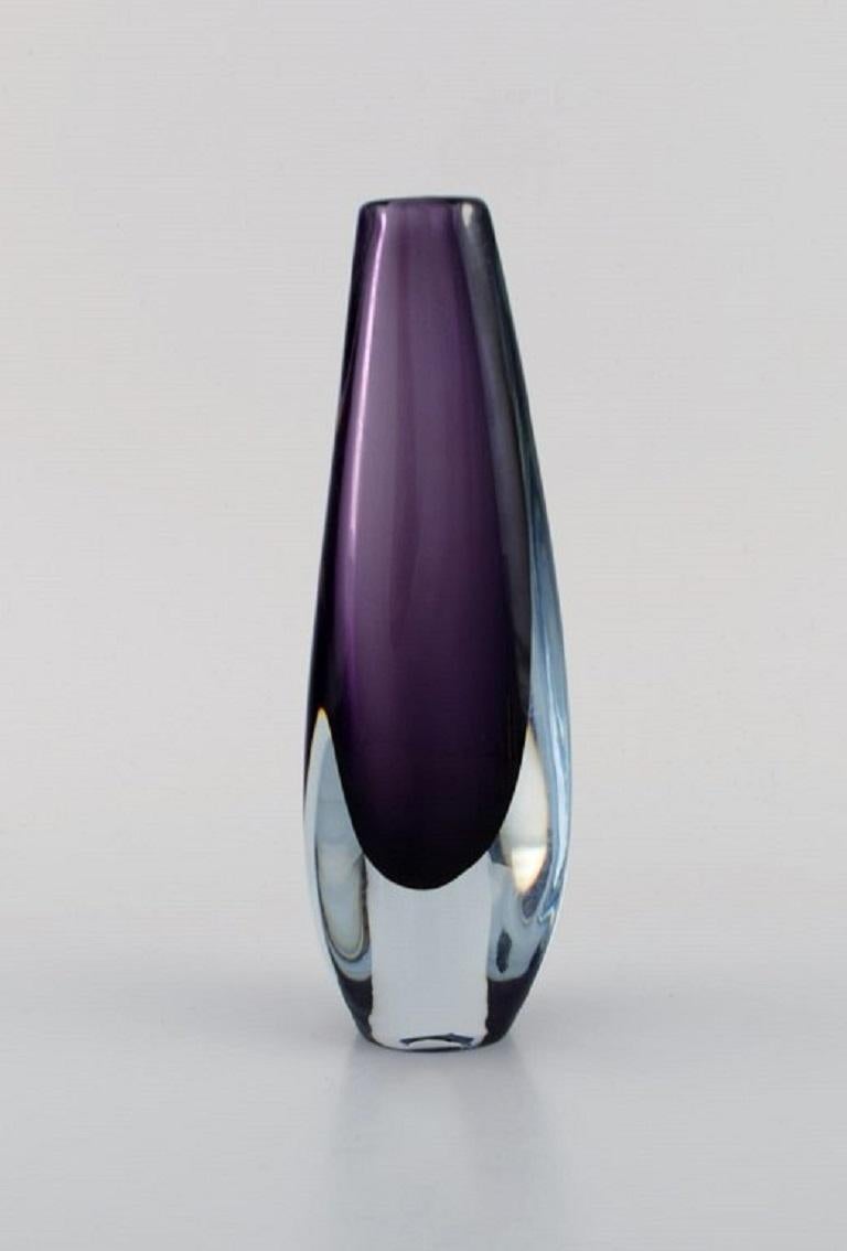 Mid-Century moderno Strömbergshyttan, Svezia, Due vasi in vetro artistico soffiato a bocca viola, anni '60/'70 in vendita