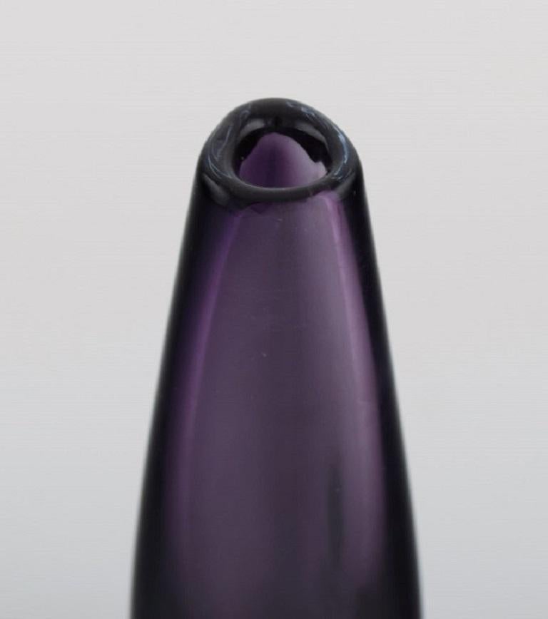 Svedese Strömbergshyttan, Svezia, Due vasi in vetro artistico soffiato a bocca viola, anni '60/'70 in vendita