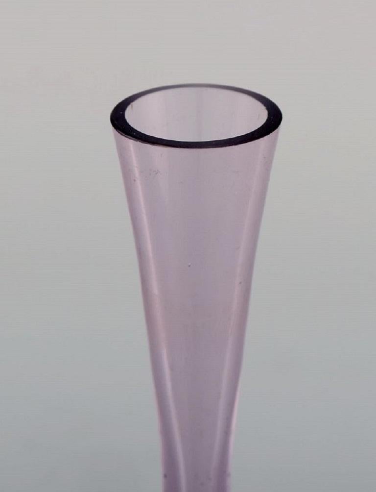 Vetro artistico Strömbergshyttan, Svezia, Due vasi in vetro artistico soffiato a bocca viola, anni '60/'70 in vendita