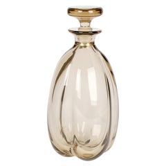 Carafe à lobe et bouchon en verre teinté brun Strombergshyttan Art Déco suédois