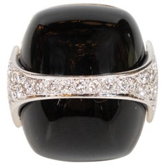 Anillo de oro con diamantes y ónice negro La Triomphe de los años 70, fuerte y audaz