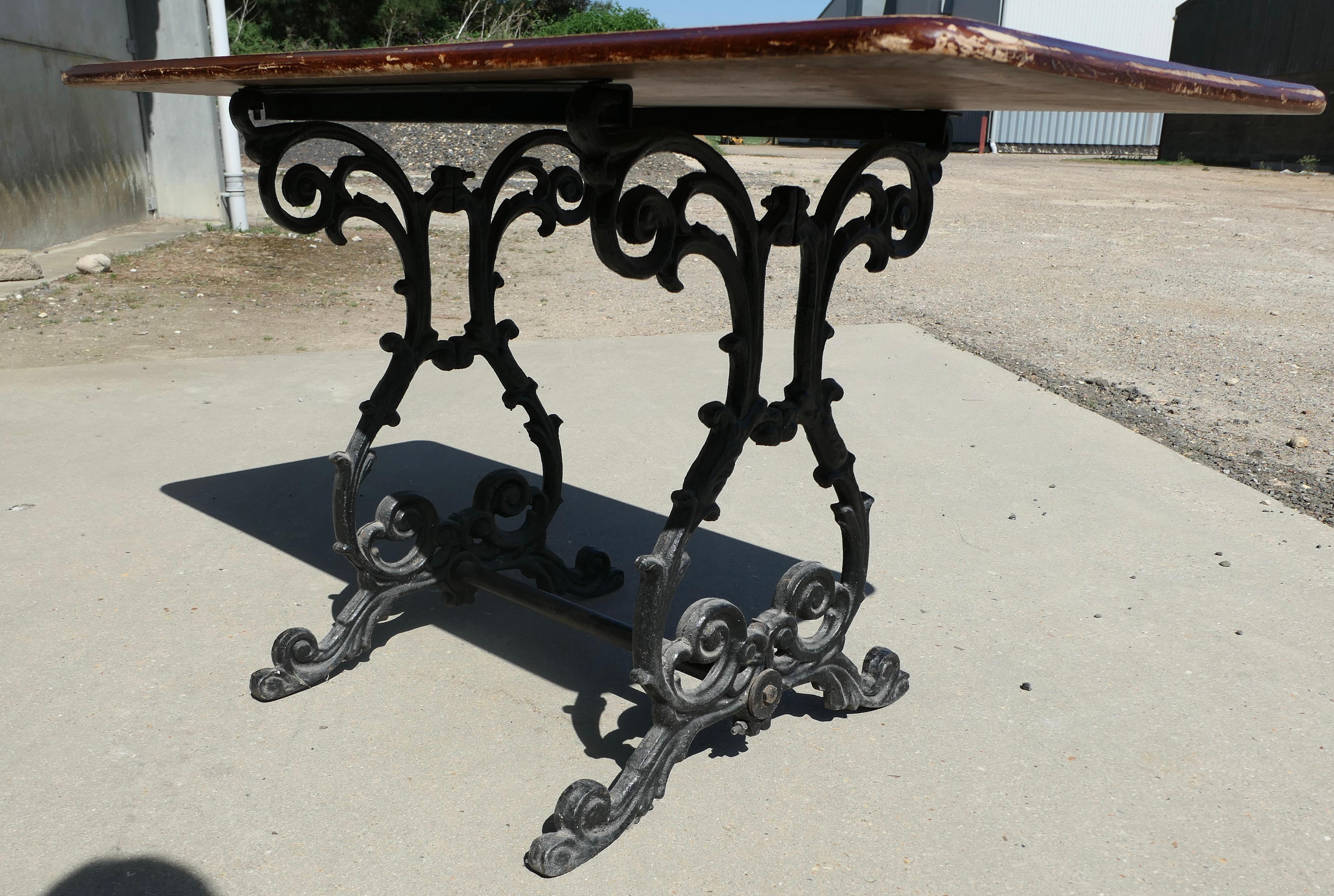 Strong Attractive Cast Iron and Oak Garden Table In Good Condition For Sale In Godshill, Isle of Wight