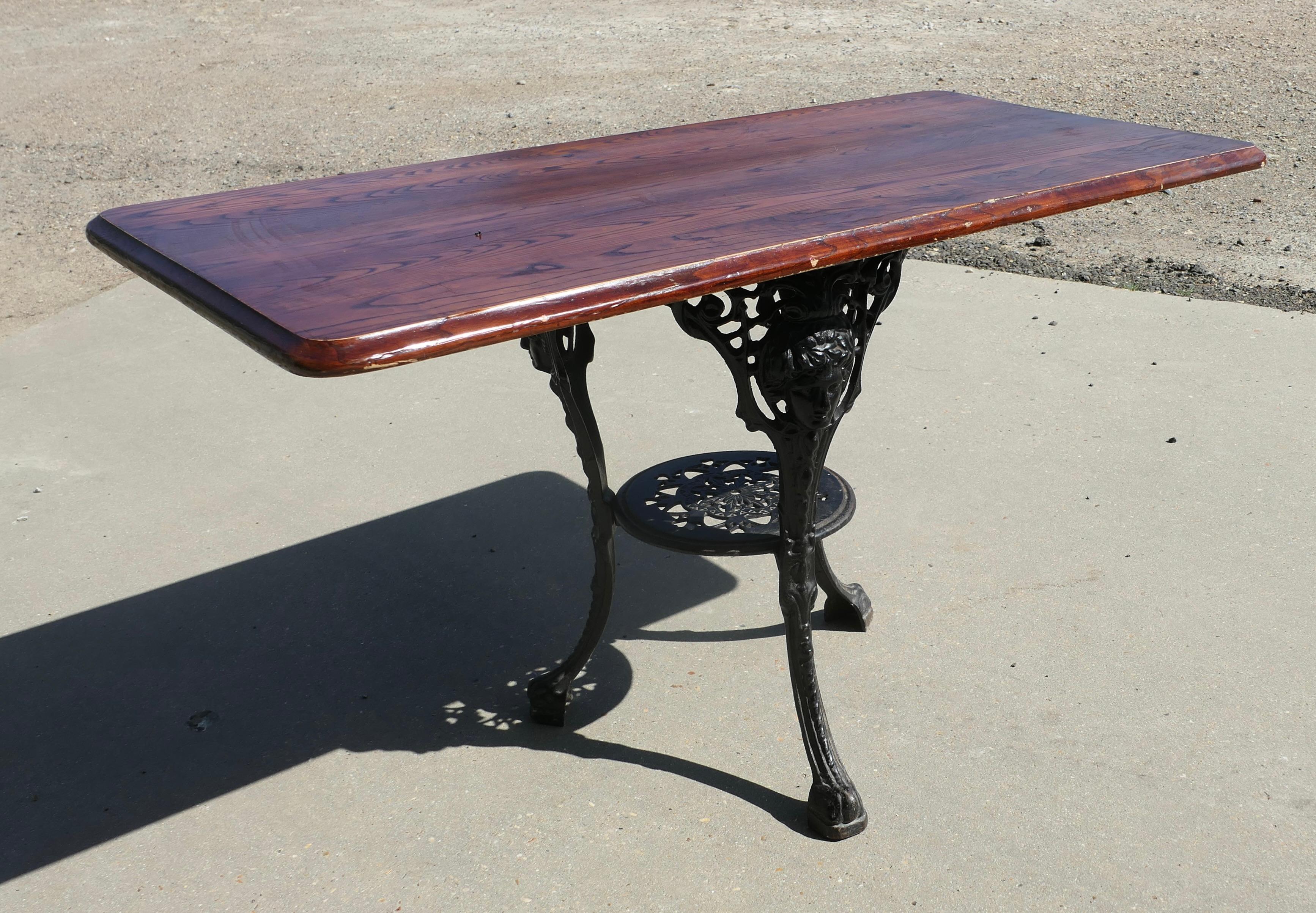 Strong Attractive Cast Iron and Oak Garden Table In Good Condition For Sale In Godshill, Isle of Wight