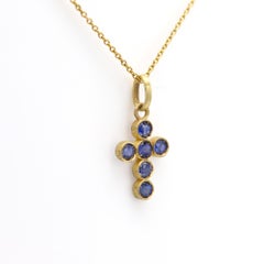 Croce di zaffiro blu forte e brillante in oro giallo 18k Ciondolo a trama opaca (#0030)