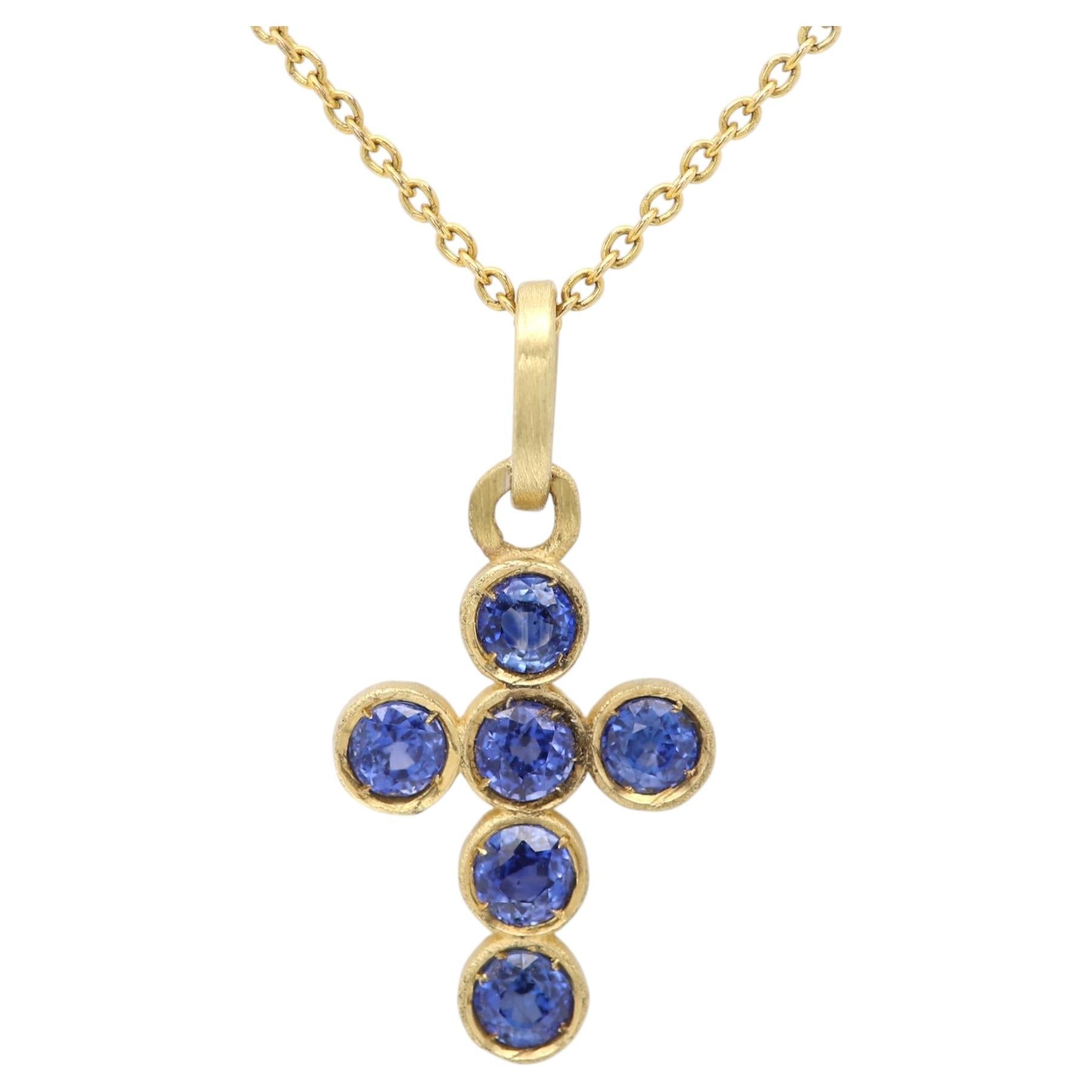 Croce di zaffiro blu forte e brillante in oro giallo 18k Ciondolo a trama opaca (#0030)