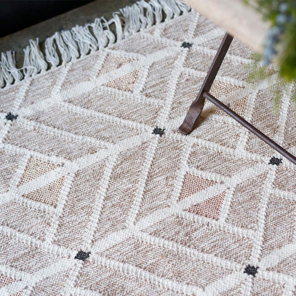 Strong But Soft Customizable Helden Weave Teppich in Sand groß (Handgewebt) im Angebot
