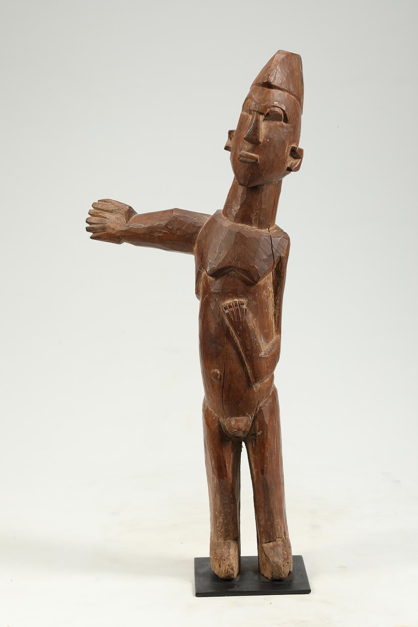 Strong Cubist Lobi Standing Figure One Arm Out Ghana, Africa Early 20th Century In Good Condition For Sale In Point Richmond, CA