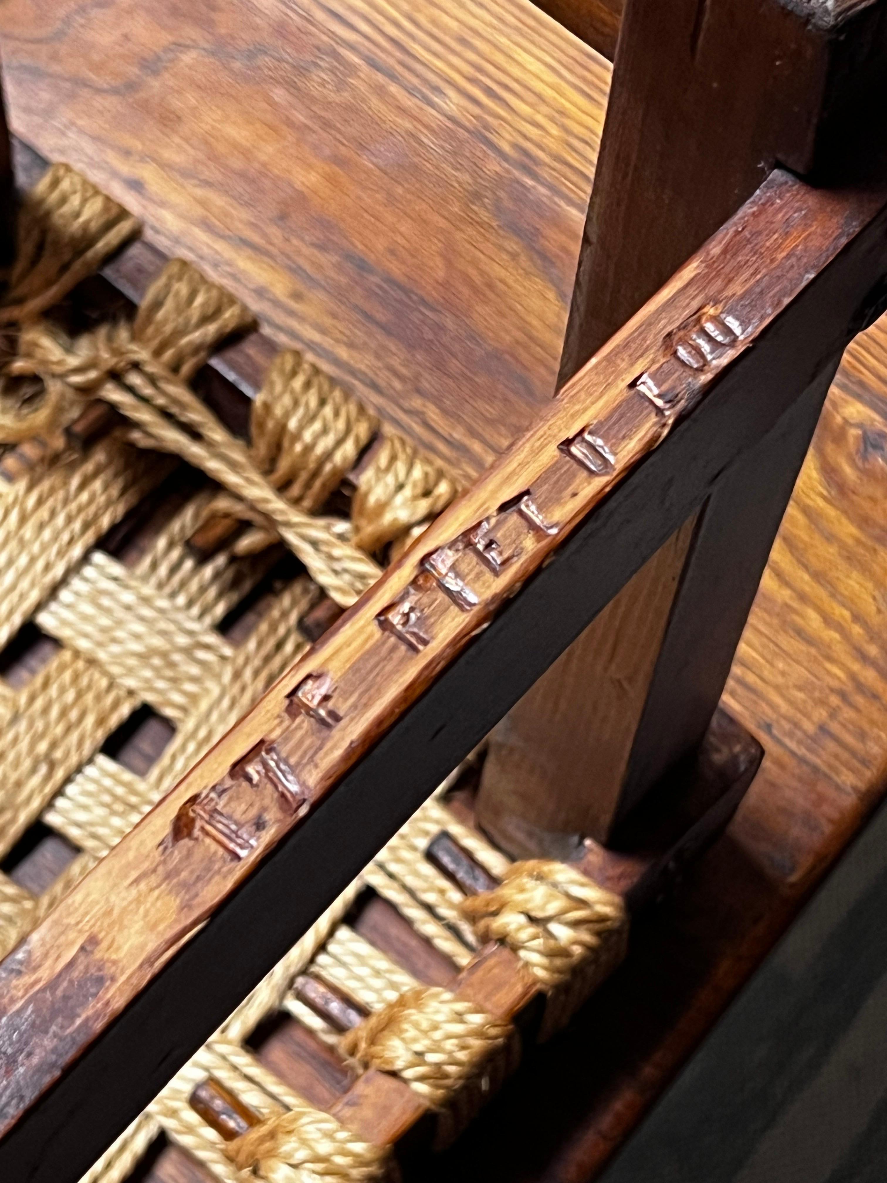 20ième siècle Tabouret hollandais en bois teinté avec cordes circa 1950 Brutalist en vente