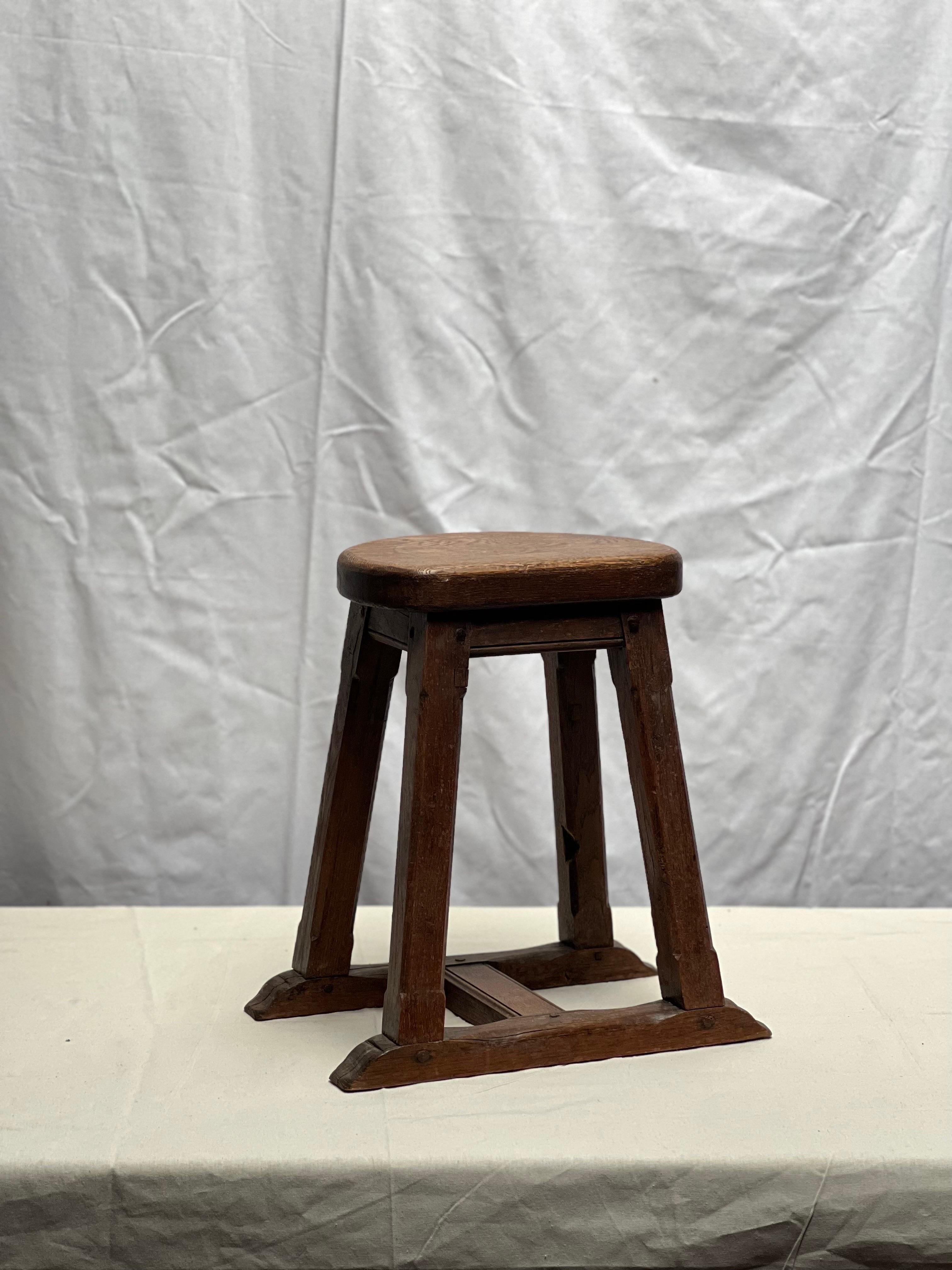 Brutalisme Tabouret en bois teinté avec poignée circa 1900 Brutalist