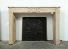 Cornisa de chimenea de estilo Luis XVI de piedra caliza maciza