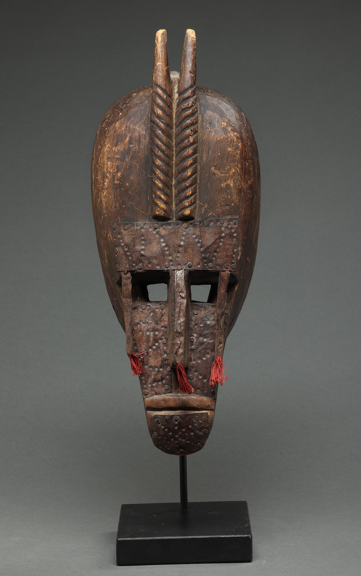 Starke Marka Antilope menschliche Maske Holz mit Metall, Mali Afrika (Stammeskunst) im Angebot