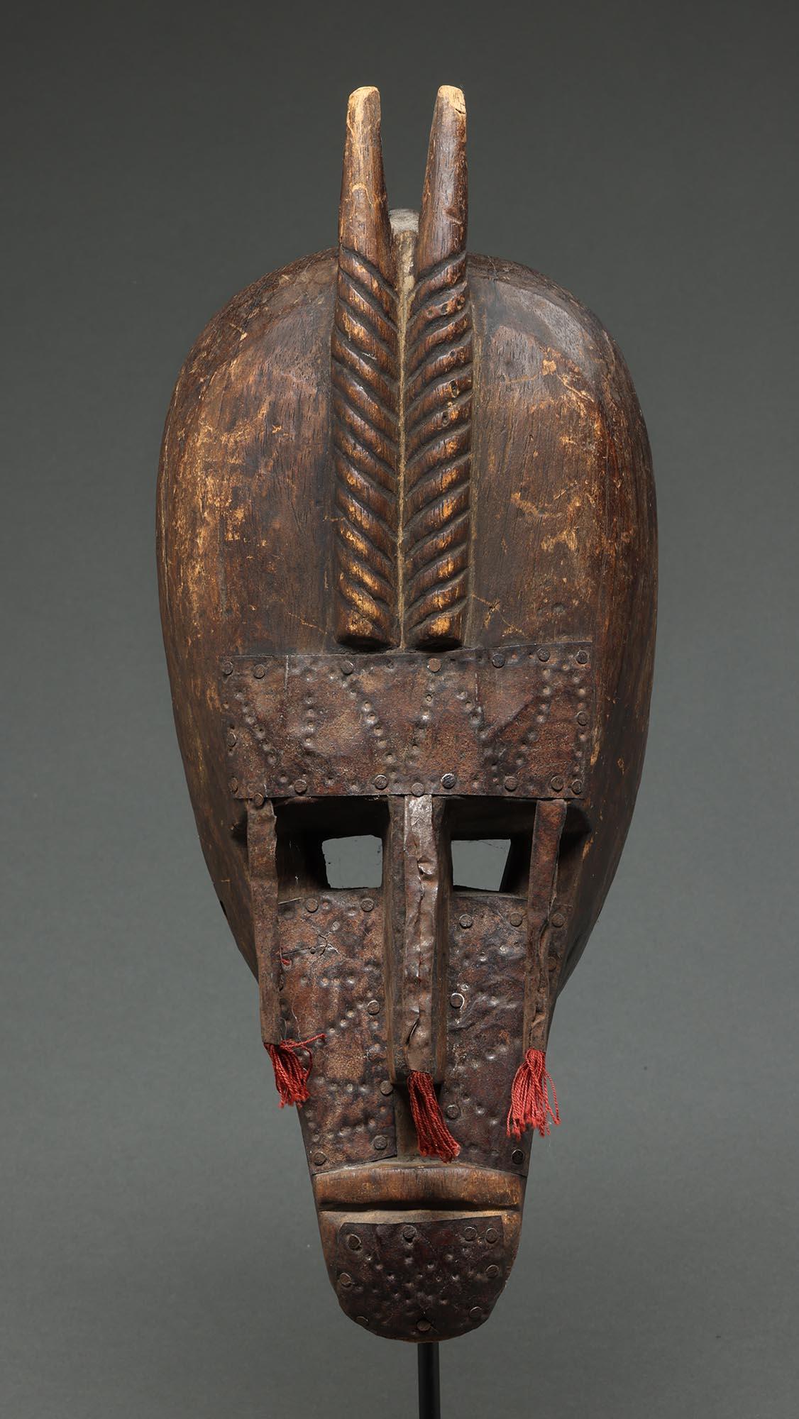 Starke Marka Antilope menschliche Maske Holz mit Metall, Mali Afrika (Malisch) im Angebot