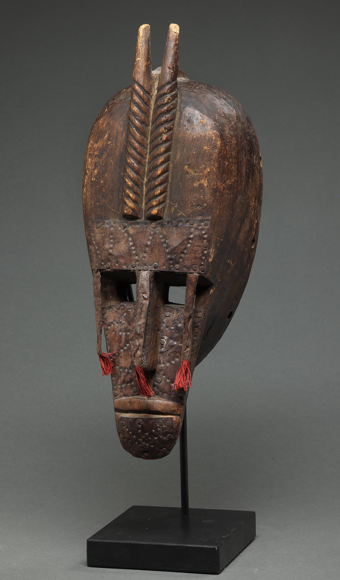 Starke Marka Antilope menschliche Maske Holz mit Metall, Mali Afrika (Handgeschnitzt) im Angebot