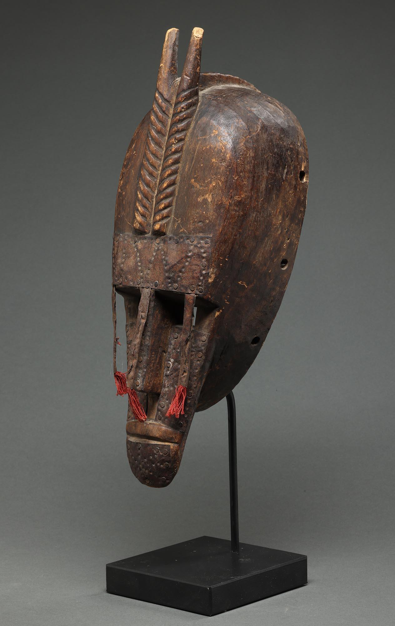 Starke Marka Antilope menschliche Maske Holz mit Metall, Mali Afrika (20. Jahrhundert) im Angebot