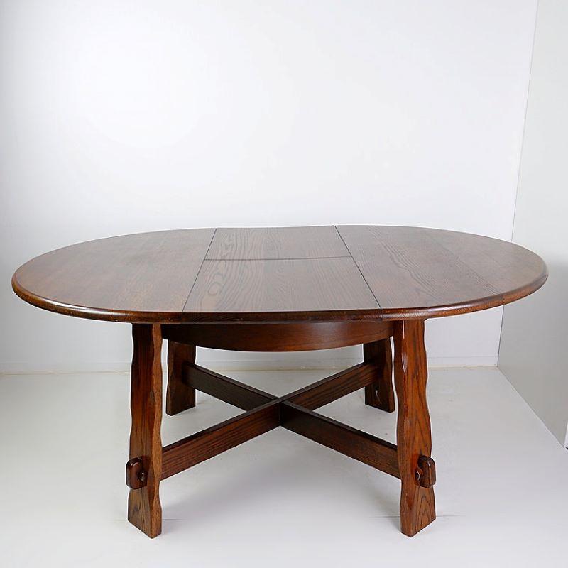 Round dining room table with extendable core, can go from 120cm wide to 170cm.