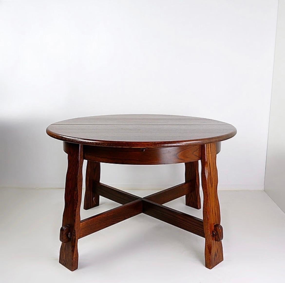 Table ronde à rallonge en Oak Brutalist 1950s Mid-20th Century

Usure conforme à l'âge et à l'utilisation.

Mid Century - Vintage - Table de salle à manger
Mesures :  Ø 122 cm + 50cm x 122cm H:75cm 
Matériau : Bois 