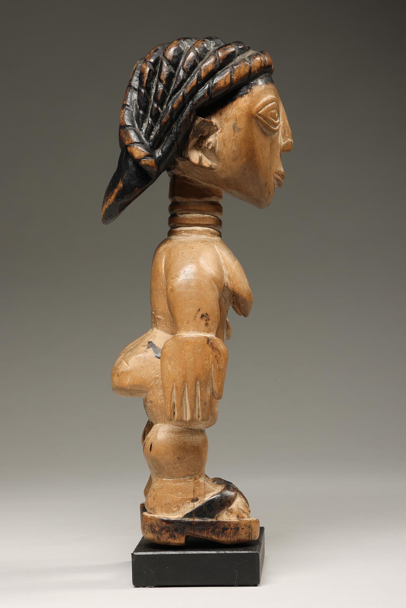 Strong Standende weibliche Figur mit geflochtenem Haar, Ewe Ghana, Westafrika ex Willis (Stammeskunst) im Angebot