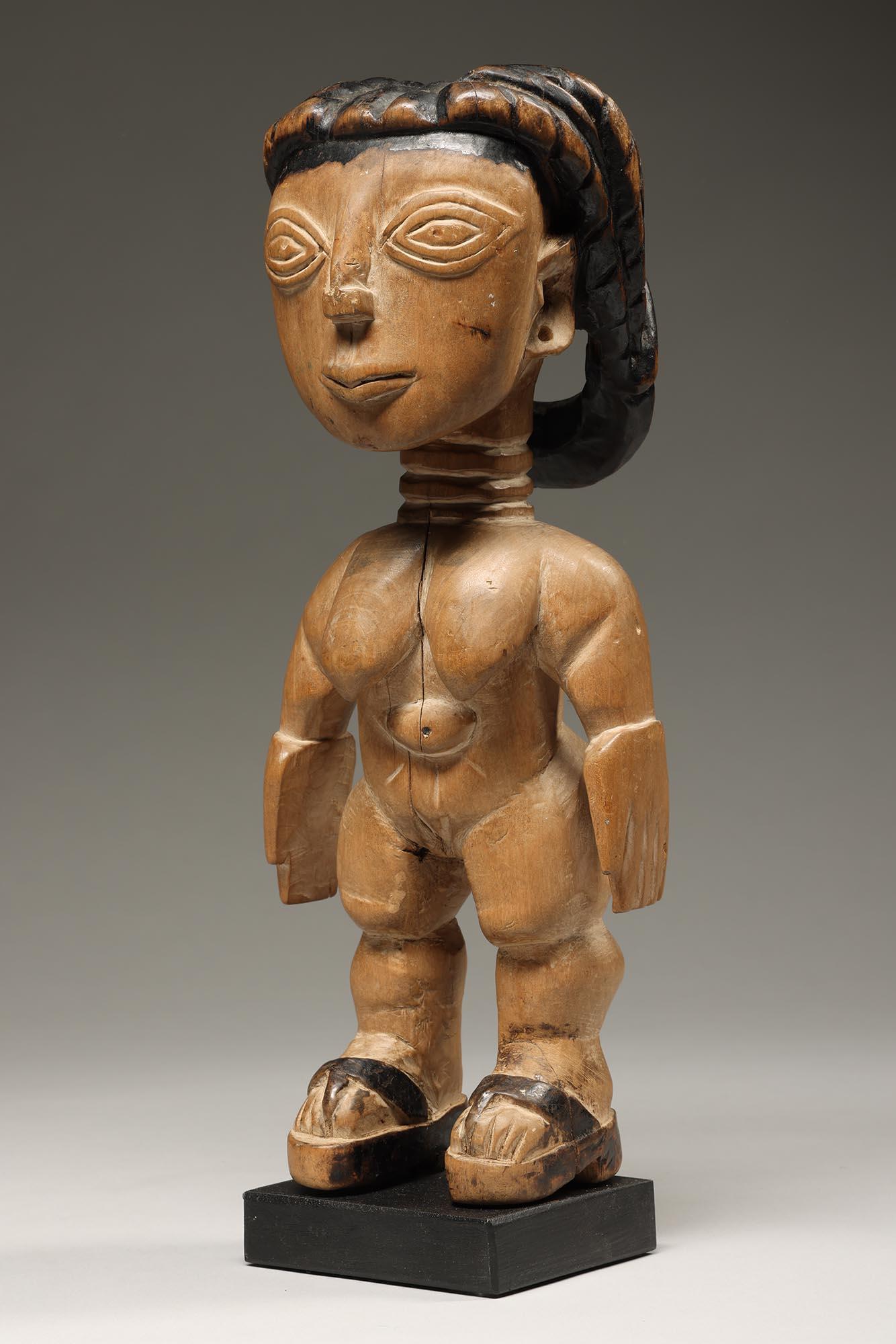 Sculpté à la main Figure féminine debout avec cheveux tressés Ghana, Afrique de l'Ouest ex Willis en vente