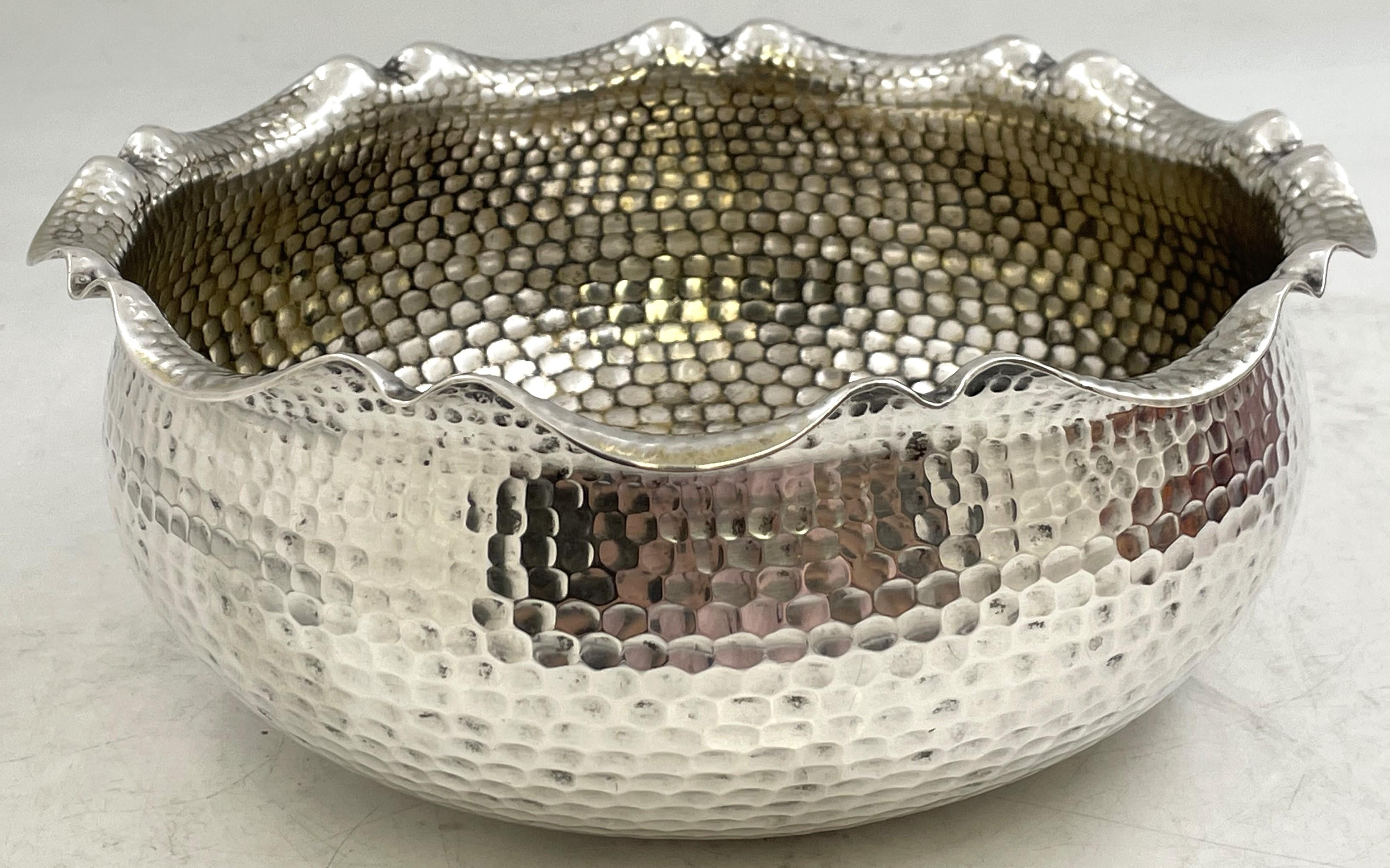 Strube & Sohn, bol de centre de table en argent continental 0.800 allemand à motif de ruche, magnifiquement martelé à la main, dans le style Jugendstil, du début du 20e siècle. Il mesure 9 1/2'' de diamètre par 4'' de hauteur, pèse 29,6 onces troy