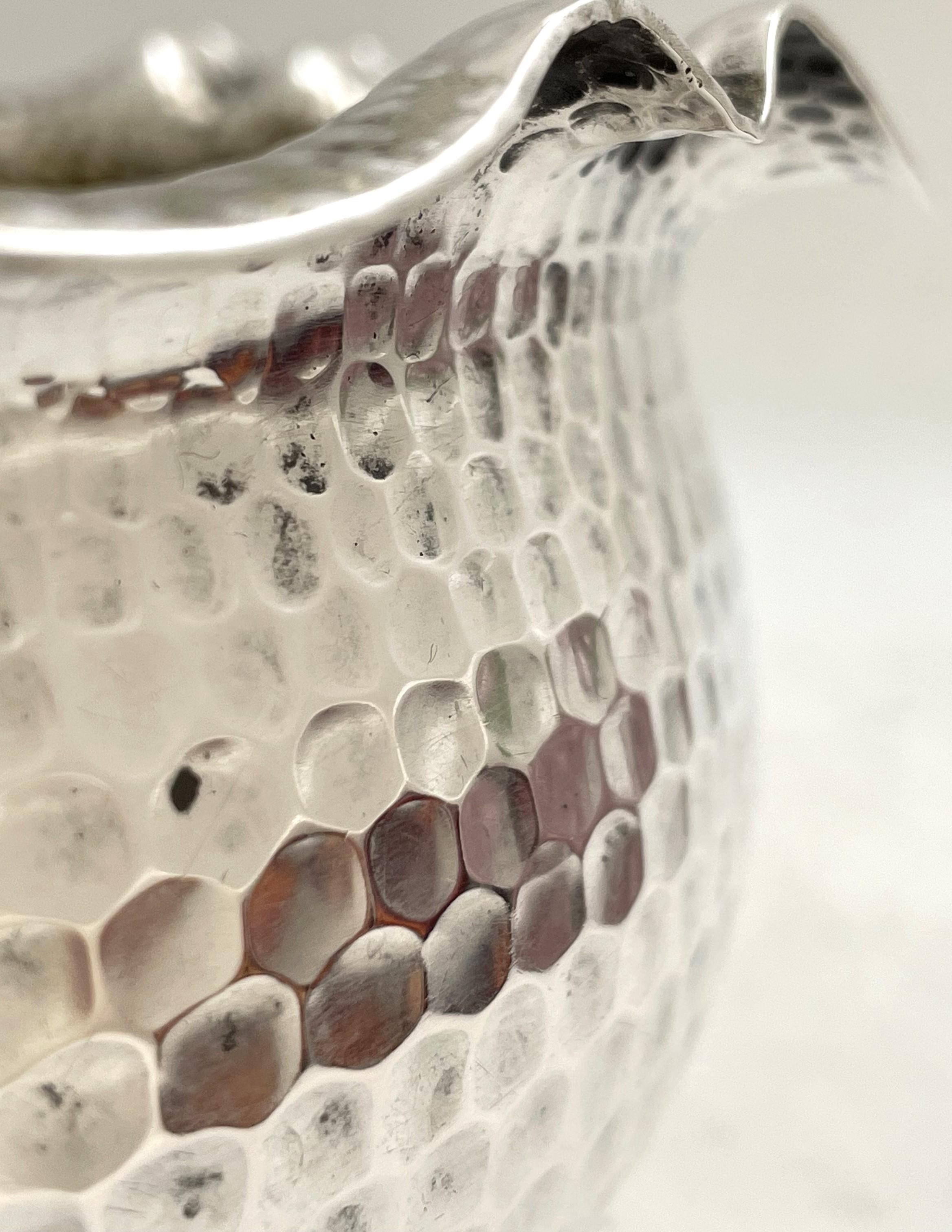 20ième siècle Strube German Silver Hammered Centerpiece Bowl in Jugendstil Style Early 20th C. en vente