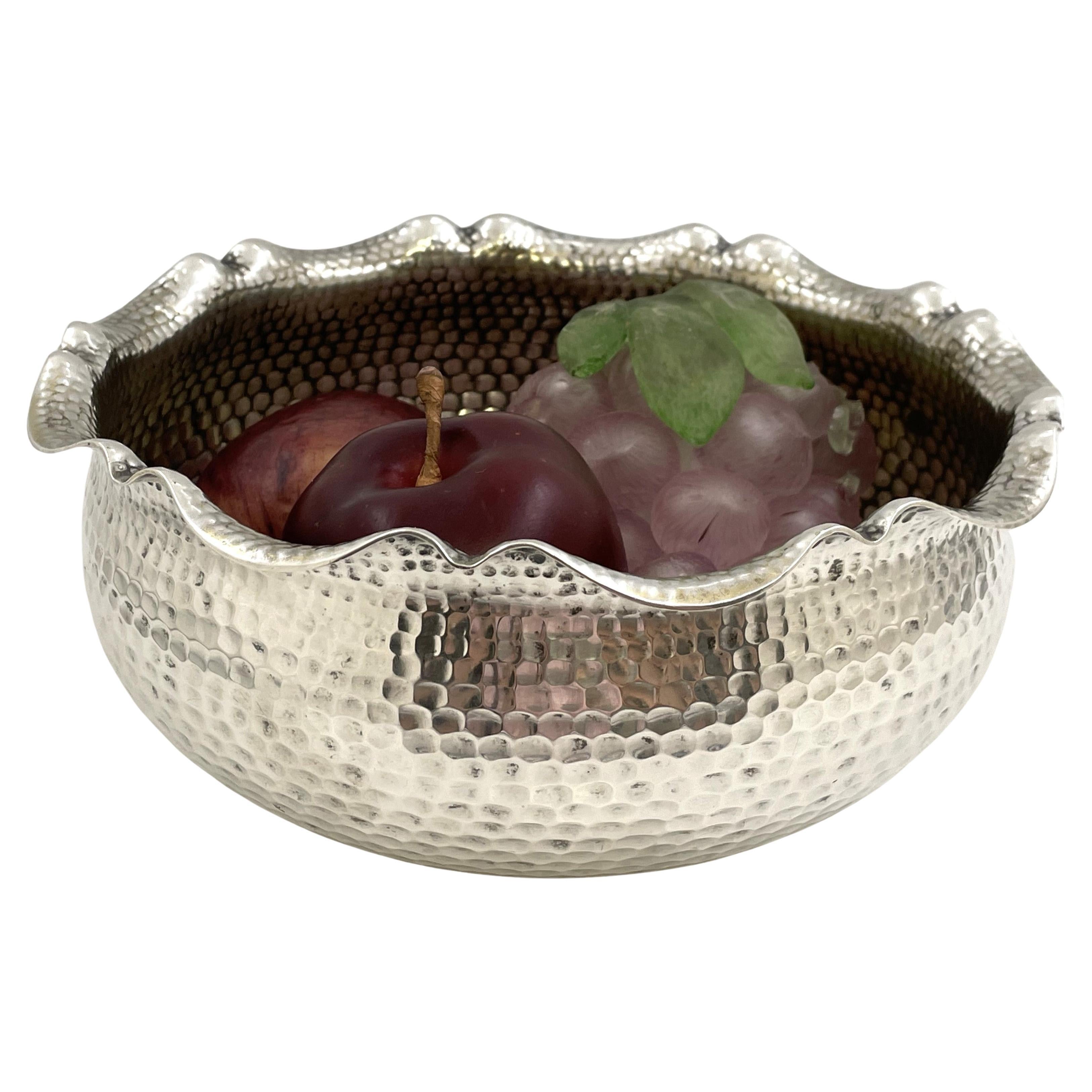 Strube German Silver Hammered Centerpiece Bowl in Jugendstil Style Early 20th C. en vente
