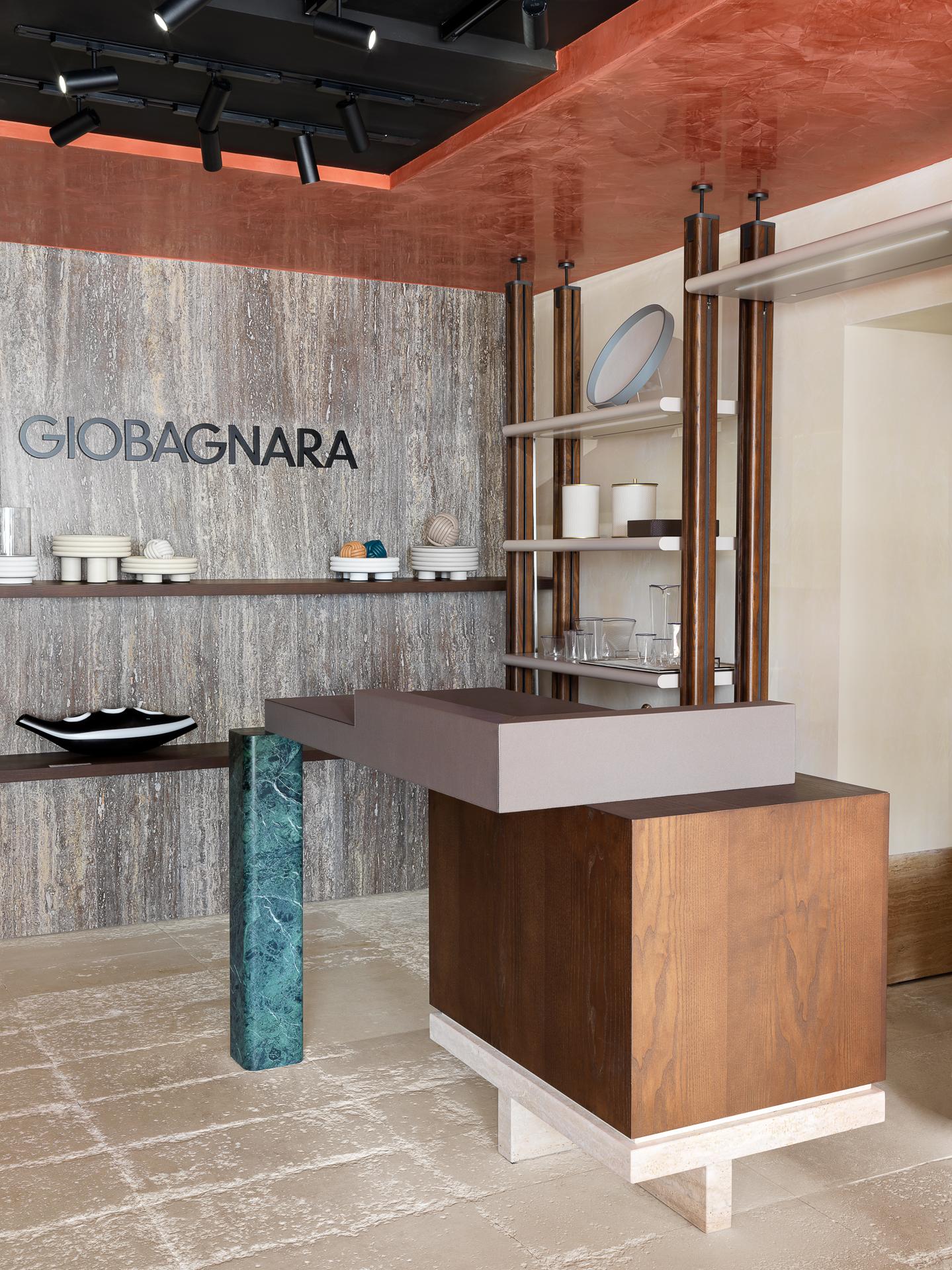 GIOBAGNARA
Berühmt für seine eleganten Kreationen, die Luxus vermitteln
GIOBAGNARA hält sich an den Grundsatz, ohne zu übertreiben
höchste Standards der Handwerkskunst. Durch die Verfolgung
eine Philosophie, die traditionelles Wissen einbezieht
wie