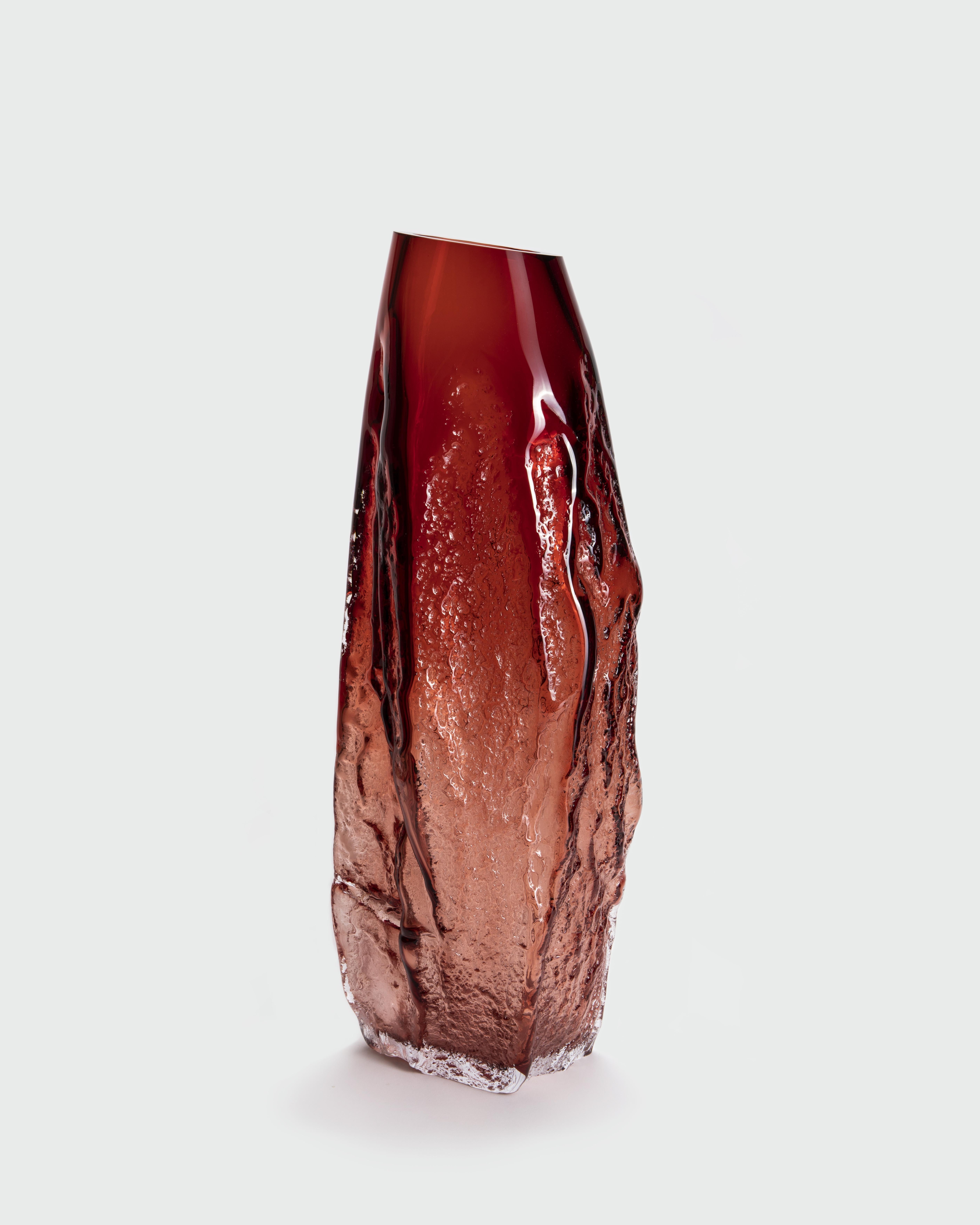 Vaso grande Structured By Nature di A. David
Dimensioni: P 22 x L 22 x H 72 cm.
Materiali: Vetro.
Peso: 9 kg.
Finitura: Stile di produzione 