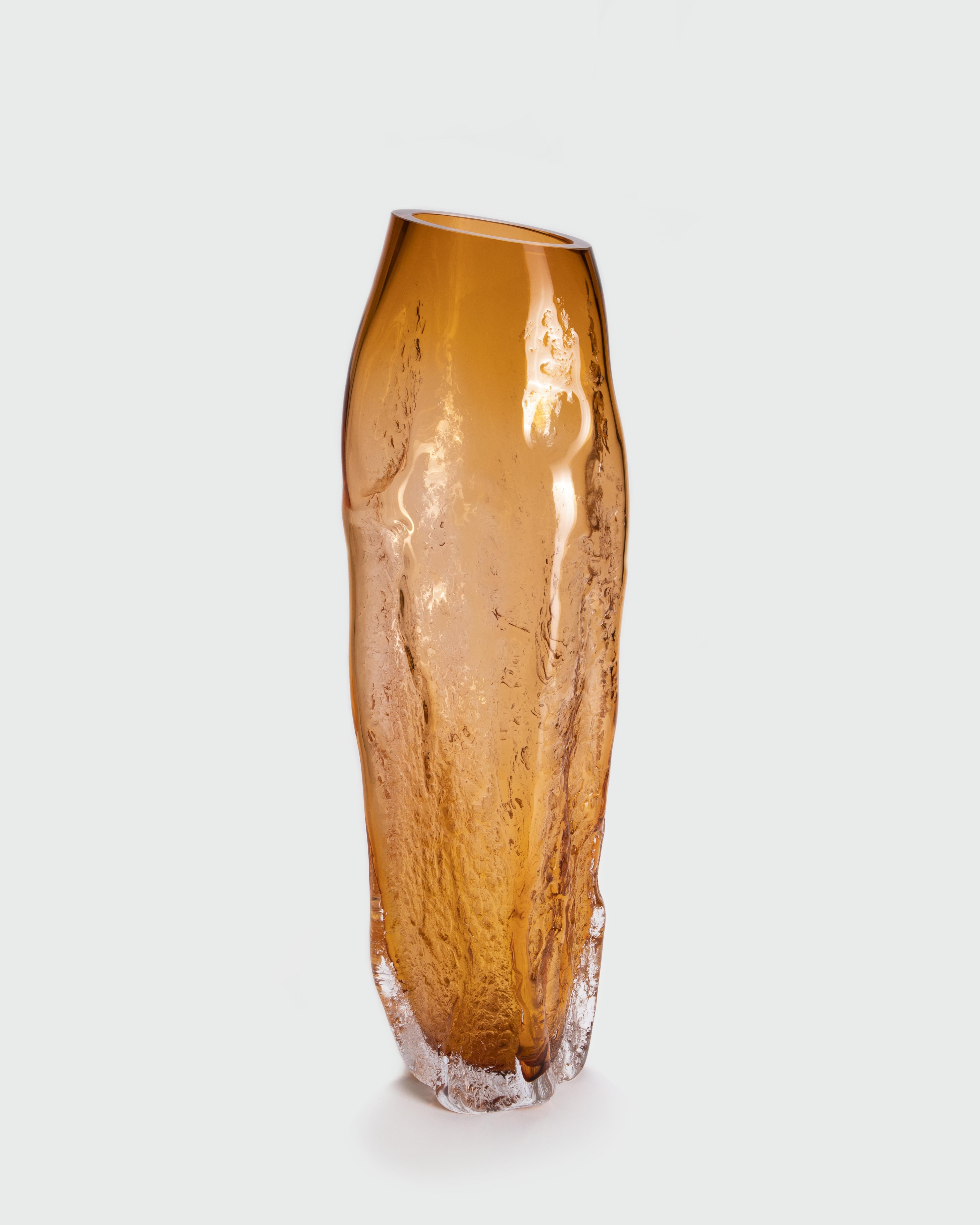 Vaso grande Structured By Nature di A. David
Dimensioni: P 22 x L 22 x H 72 cm.
Materiali: Vetro.
Peso: 9 kg.
Finitura: Stile di produzione 