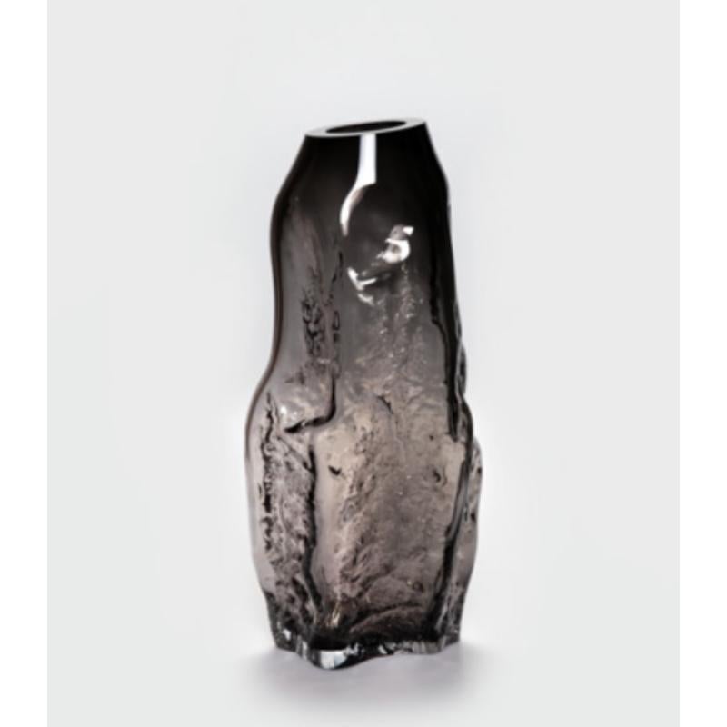 Vaso medio Structured By Nature di A. David
Dimensioni: P 22 x L 22 x H 52 cm.
Materiali: Vetro.
Peso: 8 kg.
Finitura: Stile di produzione 