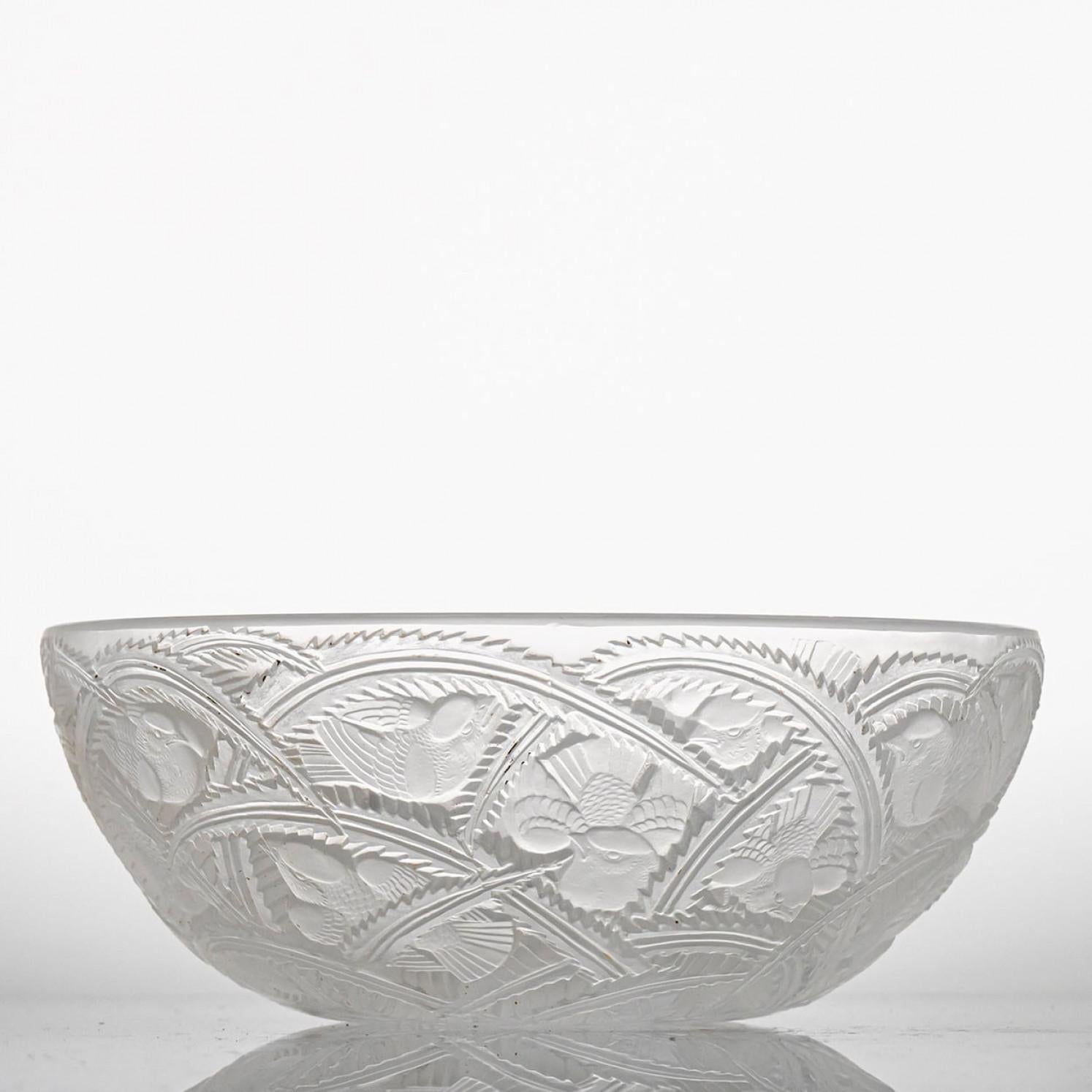 Un capolavoro di cristallo con splendide incisioni di Lalique, questa ciotola decorativa cristallizza lo straordinario know-how degli artigiani di Baccarat.

I diversi tagli della ciotola producono un magico effetto visivo.

Baccarat è una casa di