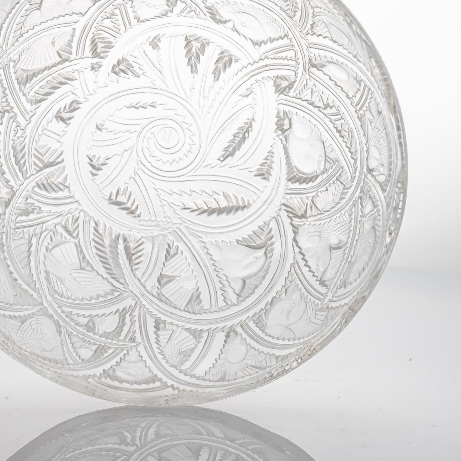 Francese Ciotola strutturata in cristallo trasparente di Lalique, Francia in vendita