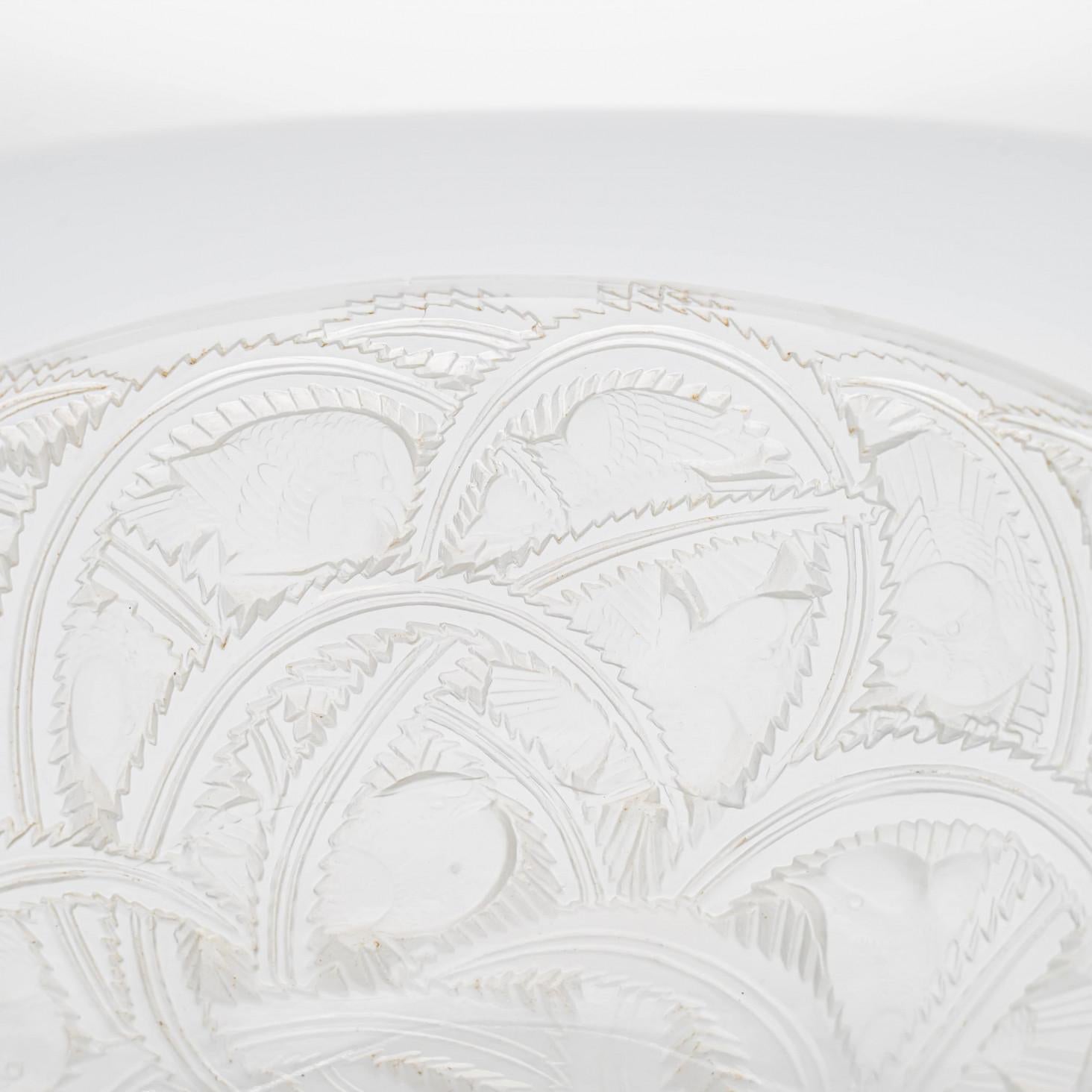 Fatto a mano Ciotola strutturata in cristallo trasparente di Lalique, Francia in vendita