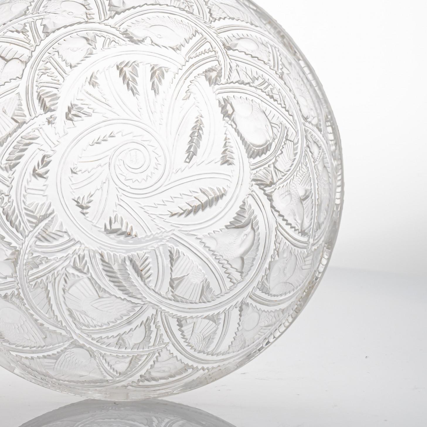 Fine XX secolo Ciotola strutturata in cristallo trasparente di Lalique, Francia in vendita