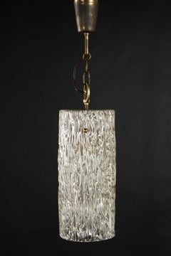 Kronleuchter aus strukturiertem Glas mit Anhänger von J.T. Kalmar