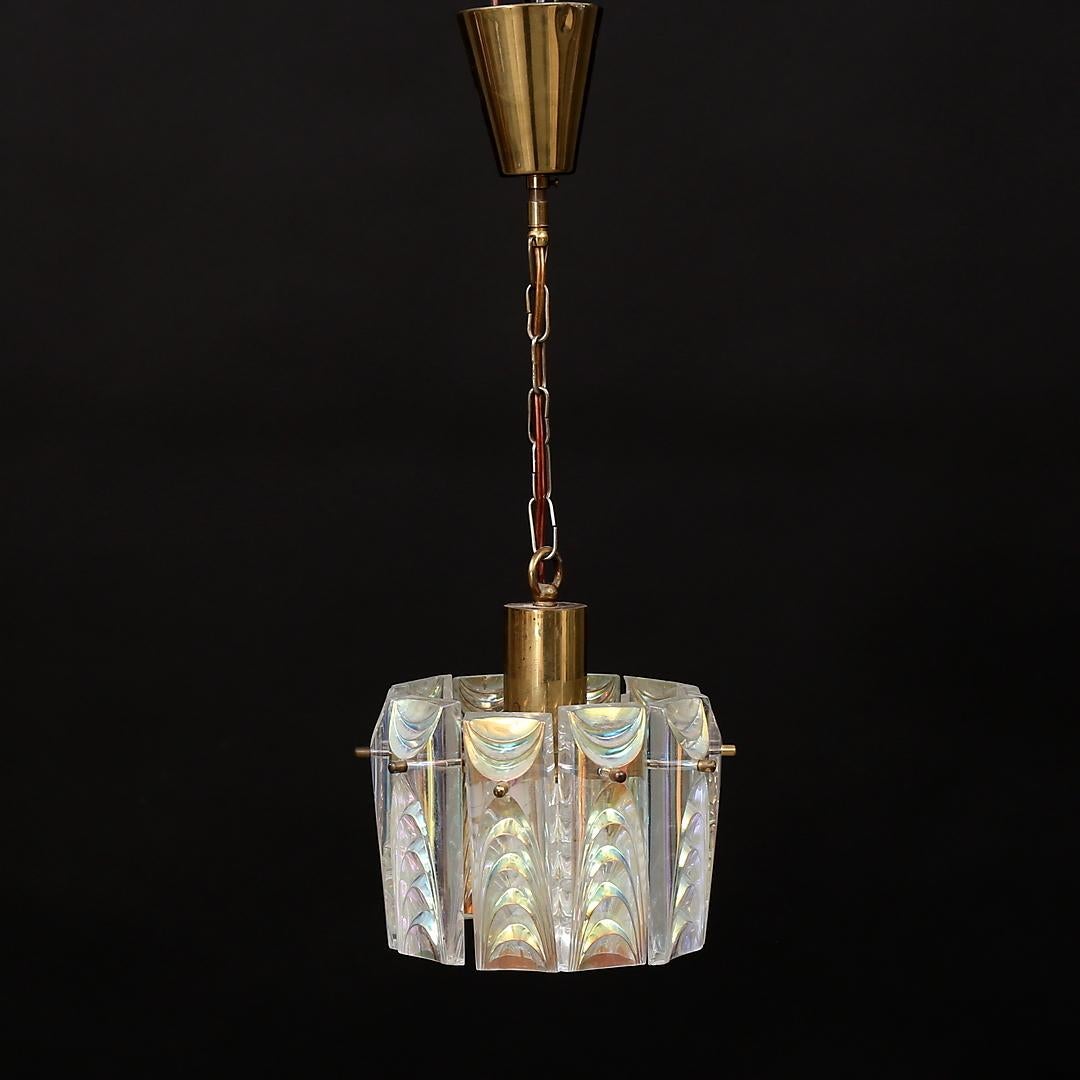 Struttura in ottone dotata di una presa E27. Prodotto in Danimarca nei primi anni '60.
Usato con la patina, l'altezza totale può essere personalizzata.
 