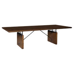 Structured Roda dining table made of wood and iron anchors 