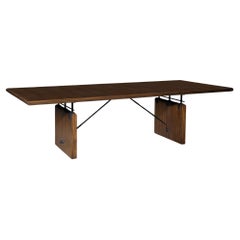 Structured Roda dining table made of wood and iron anchors