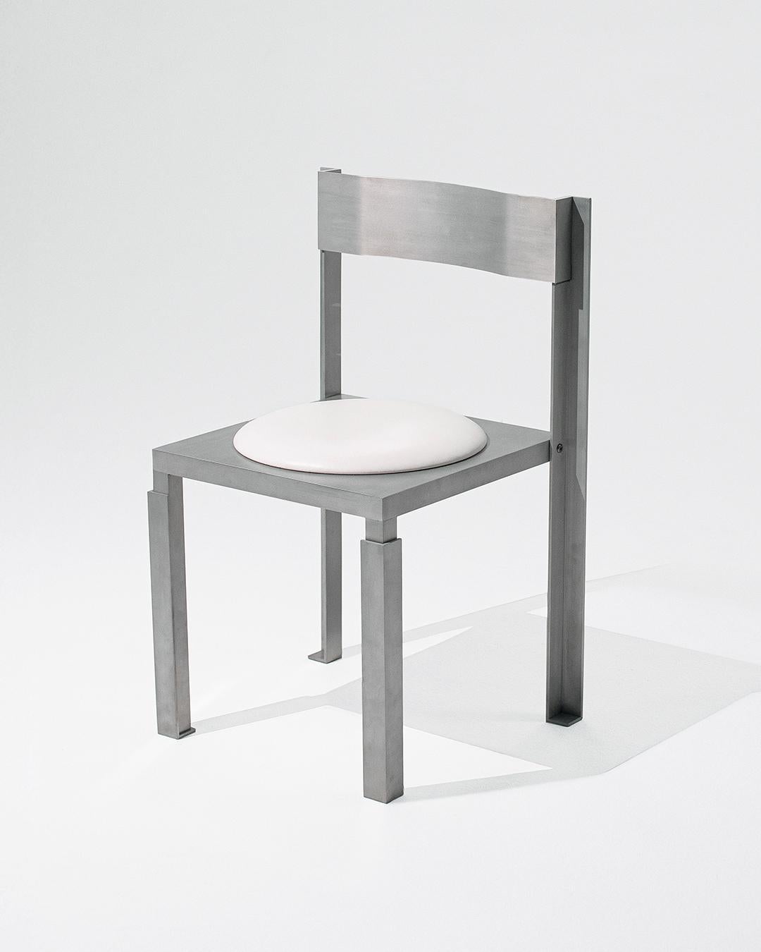 Strut seamlessly blends industrial strength with refined elegance. Inspired by aluminum angle profiles, this design evokes the balanced and solid stance of architectural structures. With its clean lines that highlight structural elements, it offers