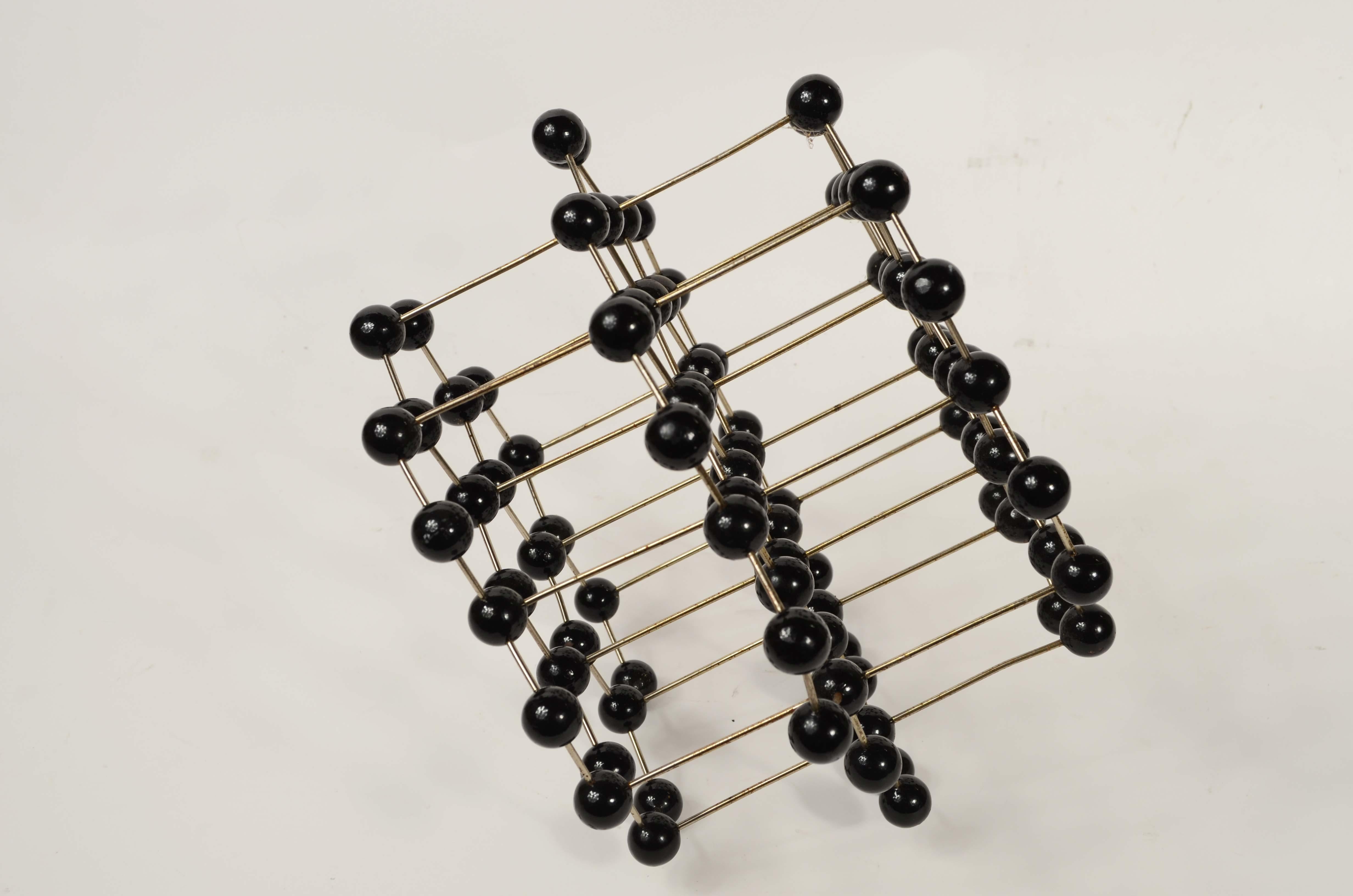 Atomic structure for educational use of metal graphite with Bakelite spheres For Sale 5