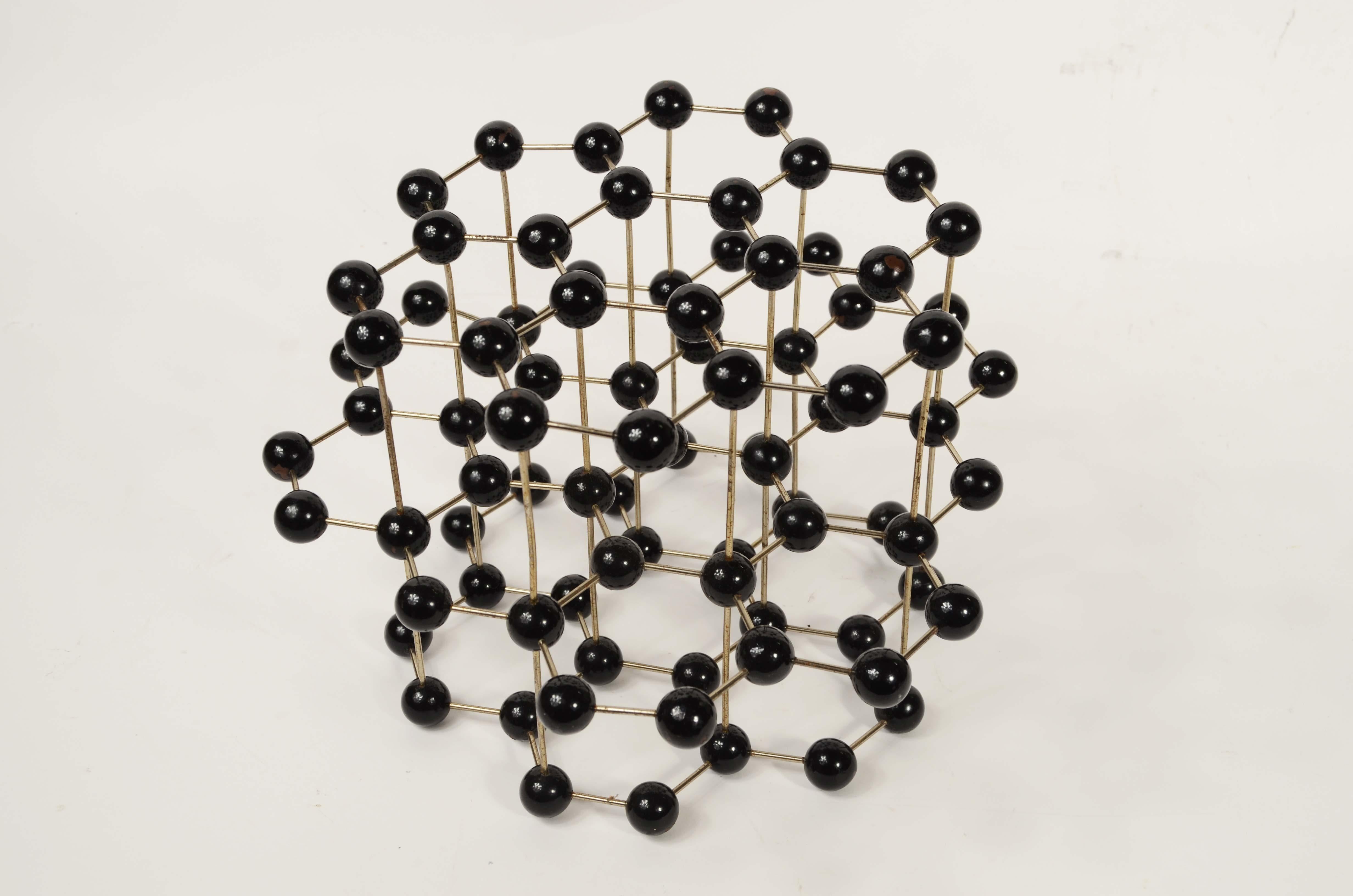 Atomic structure for educational use of metal graphite with Bakelite spheres For Sale 7