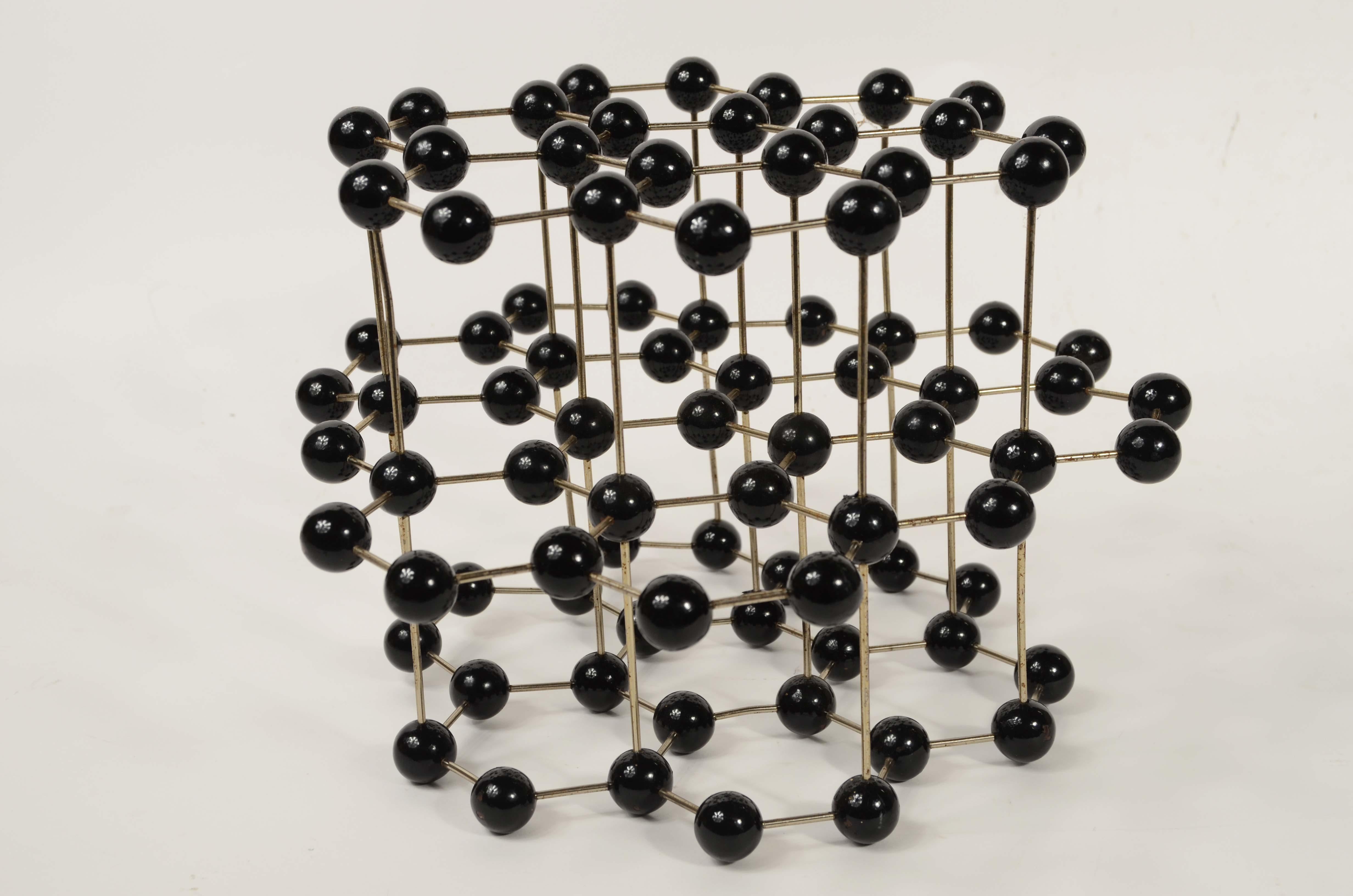 Atomic structure for educational use of graphite made  metal with black Bakelite spheres. Czechoslovakian manufacture of the 1950s. Very good condition, Measures 28x28x20 cm - 11x11x7.9.
The last photo is the gift box.
Graphite is a mineral that