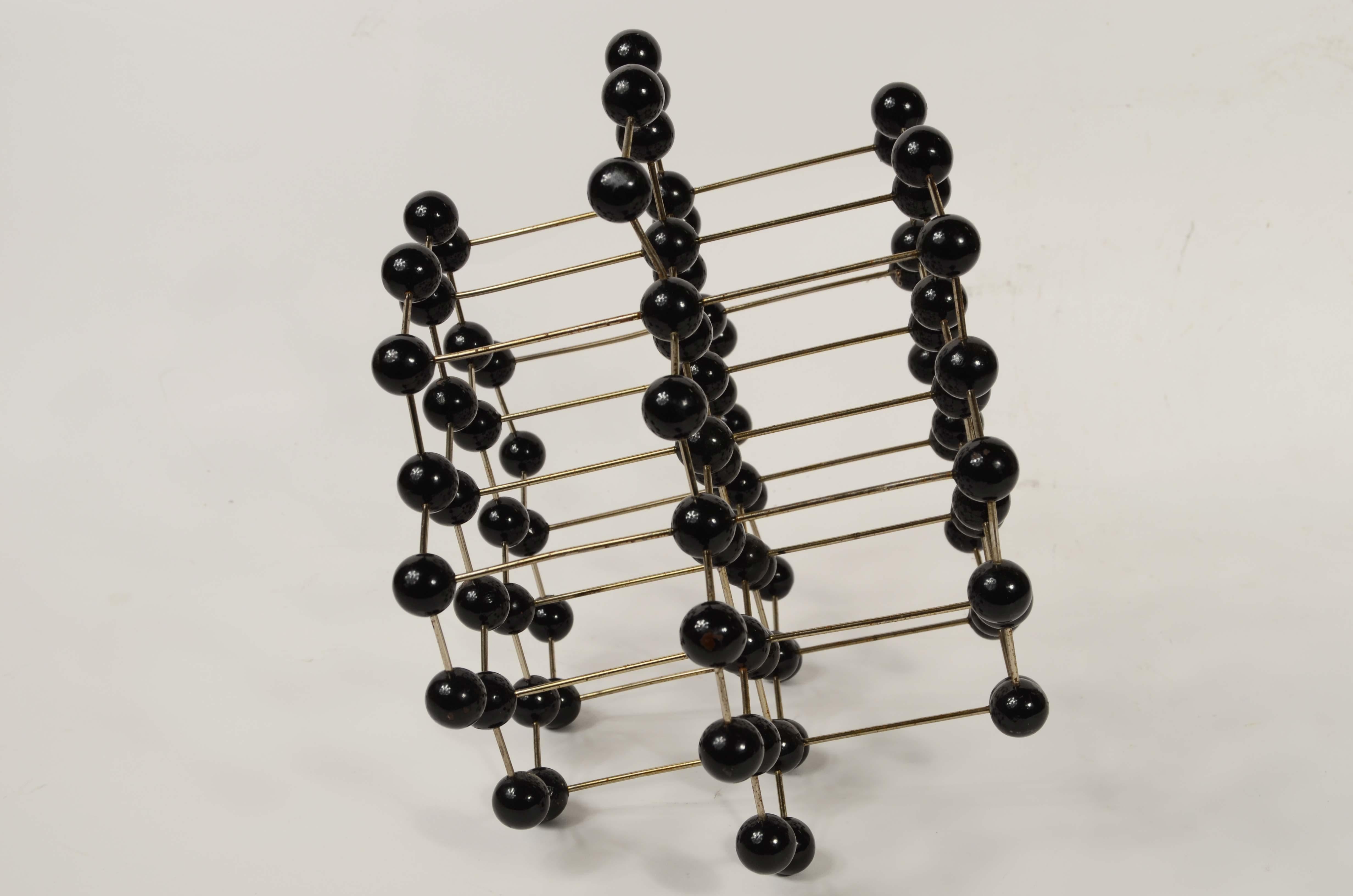 Atomic structure for educational use of metal graphite with Bakelite spheres In Good Condition For Sale In Milan, IT