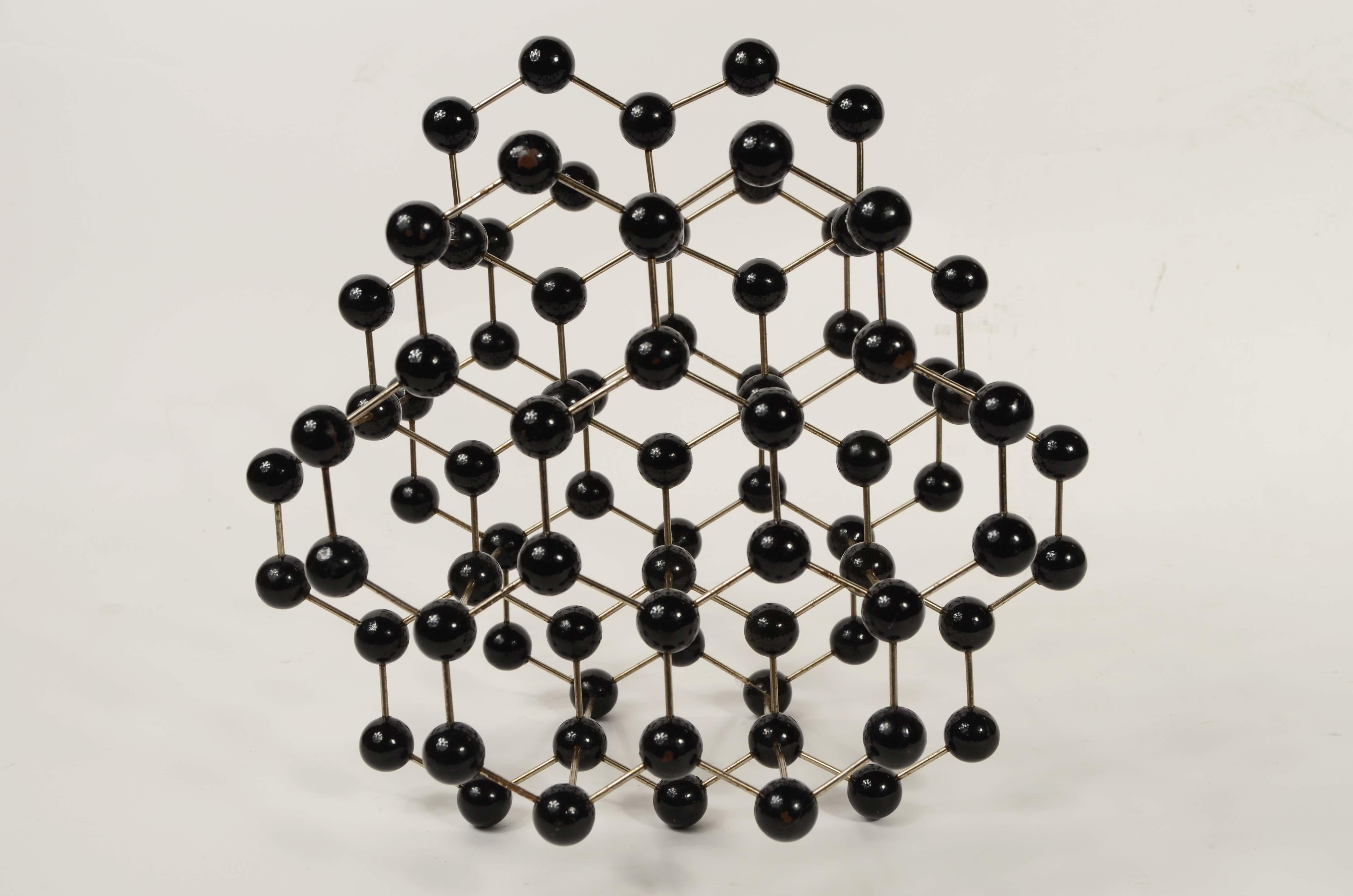 Atomic structure for educational use of metal graphite with Bakelite spheres For Sale 1