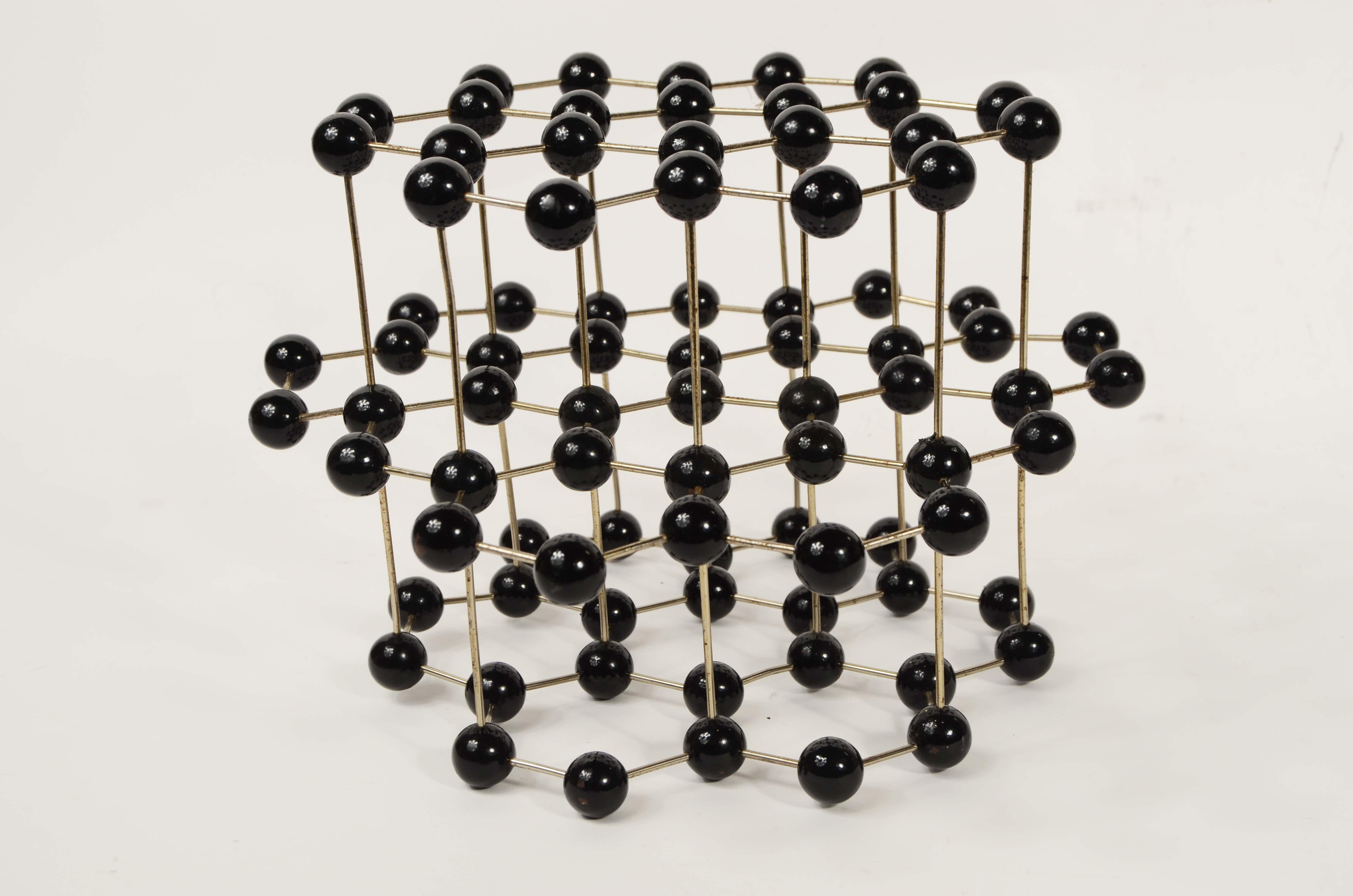 Atomic structure for educational use of metal graphite with Bakelite spheres For Sale 2